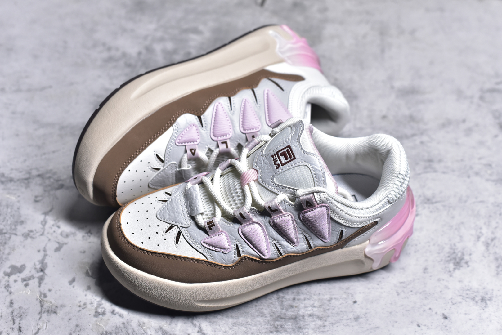图片[7]-#FILA CARROT 2 斐乐萝卜鞋2.0 经典百搭休闲 防滑减震耐磨低帮板鞋 传承了 FILA 的百年基因，融入年轻运动及潮流文化，成为引领变革、创新突破的一代。以“1+N” 的跨界合作模式重现经典的同时创造经典。带来最出其不意的跨界合作惊喜。同时，FILAFUSION把FILA 的 DNA 融入到定制体验里，你可以随心制造厲于你的产品。FILA FUSION 的鞋家族涵盖了老爹鞋、跑步鞋、网球鞋、季节款。风格复古新潮，满足了时尚人士出行及各类运动的搭配需求，成为当下年轻人筷拥的鞋类品牌之一。FILA FUSION 走进年轻人的世界，通过年轻人运动，街舞，滑板，篮球，展现 FILA FUSION 的潮流态度和年轻文化。FILA FUSION 认为末来属于引领变革、创新突破的年轻一代，让我们一起构成 FILA 未来的蓝图吧！尺码：35.5 36 36.5 37.5 38 38.5 39 40-选品中心