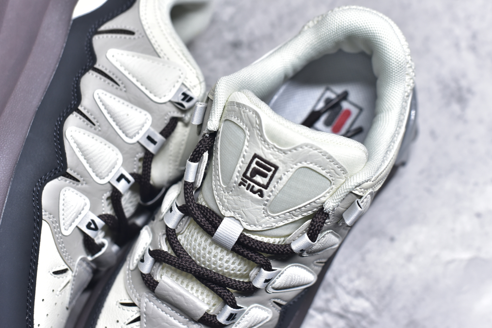 图片[9]-#FILA CARROT 2 斐乐萝卜鞋2.0 经典百搭休闲 防滑减震耐磨低帮板鞋 传承了 FILA 的百年基因，融入年轻运动及潮流文化，成为引领变革、创新突破的一代。以“1+N” 的跨界合作模式重现经典的同时创造经典。带来最出其不意的跨界合作惊喜。同时，FILAFUSION把FILA 的 DNA 融入到定制体验里，你可以随心制造厲于你的产品。FILA FUSION 的鞋家族涵盖了老爹鞋、跑步鞋、网球鞋、季节款。风格复古新潮，满足了时尚人士出行及各类运动的搭配需求，成为当下年轻人筷拥的鞋类品牌之一。FILA FUSION 走进年轻人的世界，通过年轻人运动，街舞，滑板，篮球，展现 FILA FUSION 的潮流态度和年轻文化。FILA FUSION 认为末来属于引领变革、创新突破的年轻一代，让我们一起构成 FILA 未来的蓝图吧！尺码：35.5 36 36.5 37.5 38 38.5 39 40-选品中心
