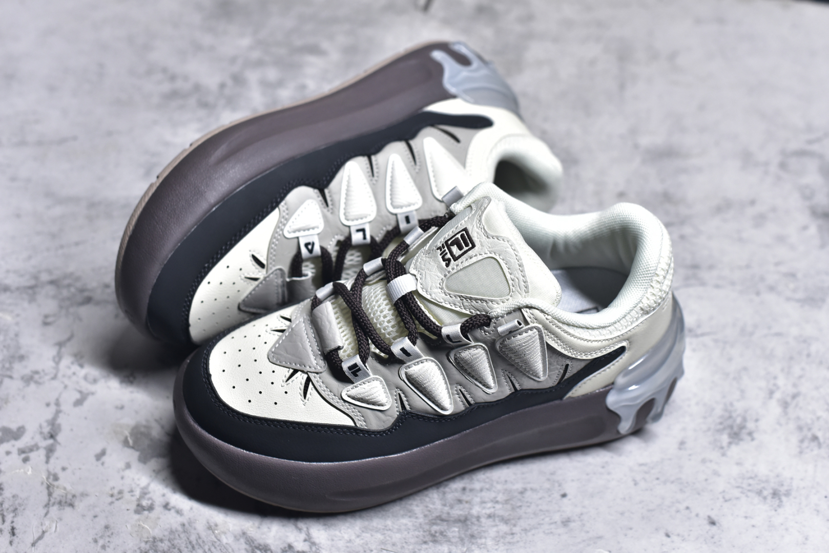 图片[7]-#FILA CARROT 2 斐乐萝卜鞋2.0 经典百搭休闲 防滑减震耐磨低帮板鞋 传承了 FILA 的百年基因，融入年轻运动及潮流文化，成为引领变革、创新突破的一代。以“1+N” 的跨界合作模式重现经典的同时创造经典。带来最出其不意的跨界合作惊喜。同时，FILAFUSION把FILA 的 DNA 融入到定制体验里，你可以随心制造厲于你的产品。FILA FUSION 的鞋家族涵盖了老爹鞋、跑步鞋、网球鞋、季节款。风格复古新潮，满足了时尚人士出行及各类运动的搭配需求，成为当下年轻人筷拥的鞋类品牌之一。FILA FUSION 走进年轻人的世界，通过年轻人运动，街舞，滑板，篮球，展现 FILA FUSION 的潮流态度和年轻文化。FILA FUSION 认为末来属于引领变革、创新突破的年轻一代，让我们一起构成 FILA 未来的蓝图吧！尺码：35.5 36 36.5 37.5 38 38.5 39 40-选品中心