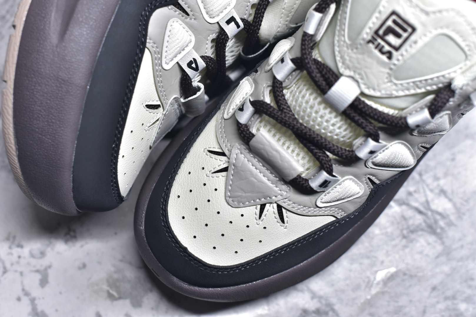 图片[8]-#FILA CARROT 2 斐乐萝卜鞋2.0 经典百搭休闲 防滑减震耐磨低帮板鞋 传承了 FILA 的百年基因，融入年轻运动及潮流文化，成为引领变革、创新突破的一代。以“1+N” 的跨界合作模式重现经典的同时创造经典。带来最出其不意的跨界合作惊喜。同时，FILAFUSION把FILA 的 DNA 融入到定制体验里，你可以随心制造厲于你的产品。FILA FUSION 的鞋家族涵盖了老爹鞋、跑步鞋、网球鞋、季节款。风格复古新潮，满足了时尚人士出行及各类运动的搭配需求，成为当下年轻人筷拥的鞋类品牌之一。FILA FUSION 走进年轻人的世界，通过年轻人运动，街舞，滑板，篮球，展现 FILA FUSION 的潮流态度和年轻文化。FILA FUSION 认为末来属于引领变革、创新突破的年轻一代，让我们一起构成 FILA 未来的蓝图吧！尺码：35.5 36 36.5 37.5 38 38.5 39 40-选品中心