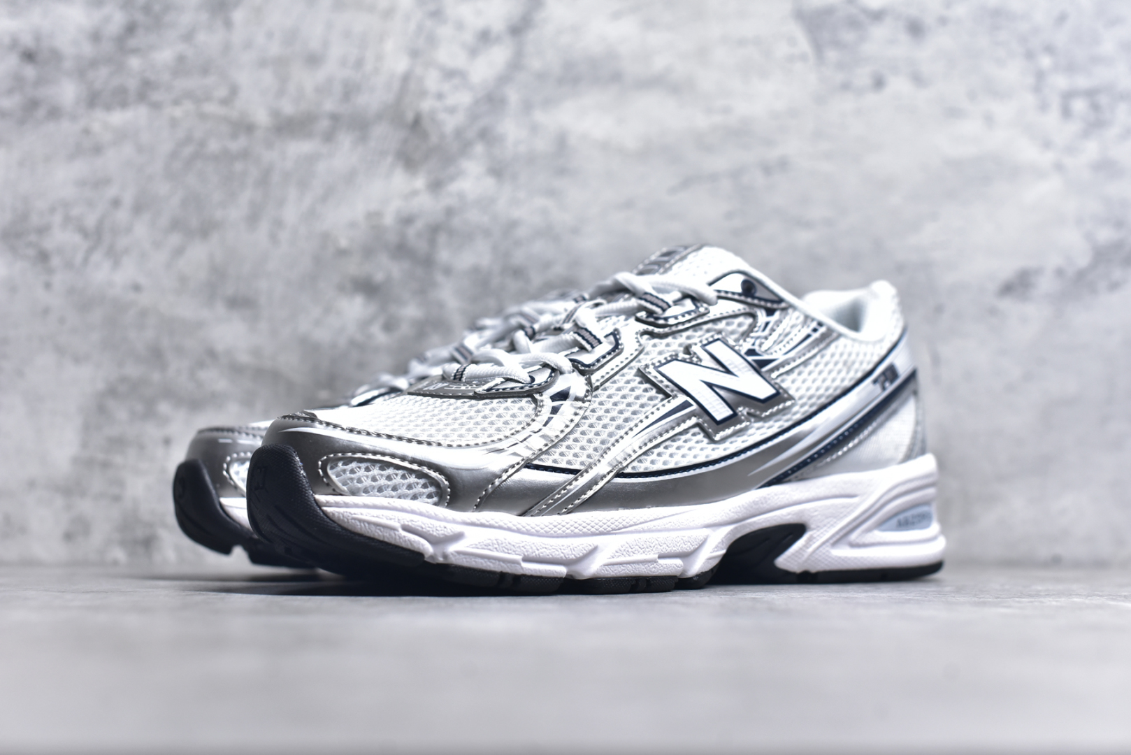 图片[2]-#New Balance MR740 NB新百伦系列复古老爹风休闲运动慢跑鞋 采用轻质牛剖革拼接透气网眼衬垫织物鞋面材质 T-Beam大底提供足步弓支撑 保持步态稳定#后跟搭载外露缓震胶 鞋身整体以各种深浅不一的灰色覆盖 鞋头以淡蓝色调装饰，网眼衬垫通过不规律的色块实现做旧的美感 泛黄的鞋底更是进一步增添了复古气息 尺码：36 37 37.5 38 38.5 39.5 40 40.5 41.5 42 42.5 43 44 45-选品中心