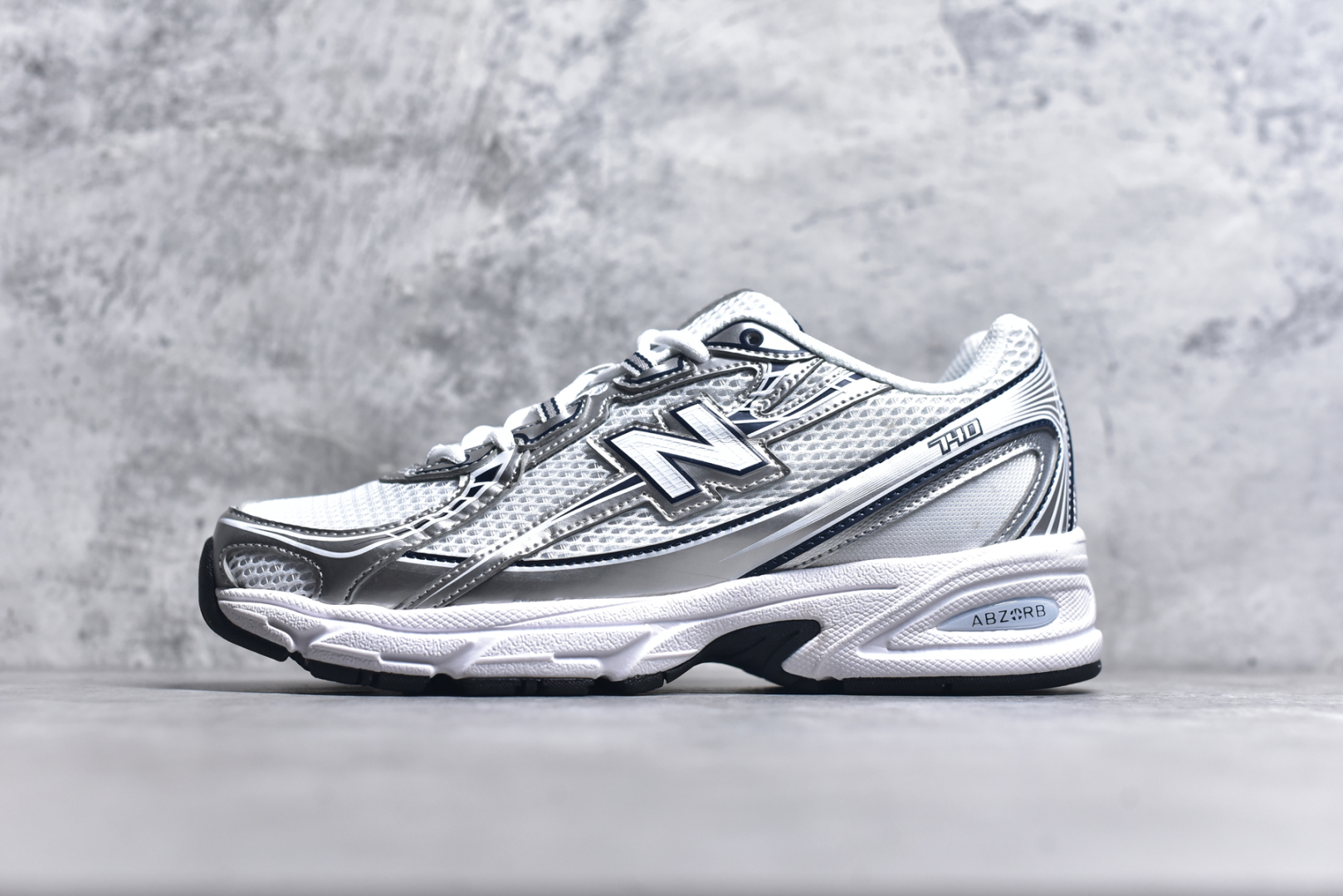 #New Balance MR740 NB新百伦系列复古老爹风休闲运动慢跑鞋 采用轻质牛剖革拼接透气网眼衬垫织物鞋面材质 T-Beam大底提供足步弓支撑 保持步态稳定#后跟搭载外露缓震胶 鞋身整体以各种深浅不一的灰色覆盖 鞋头以淡蓝色调装饰，网眼衬垫通过不规律的色块实现做旧的美感 泛黄的鞋底更是进一步增添了复古气息 尺码：36 37 37.5 38 38.5 39.5 40 40.5 41.5 42 42.5 43 44 45-选品中心