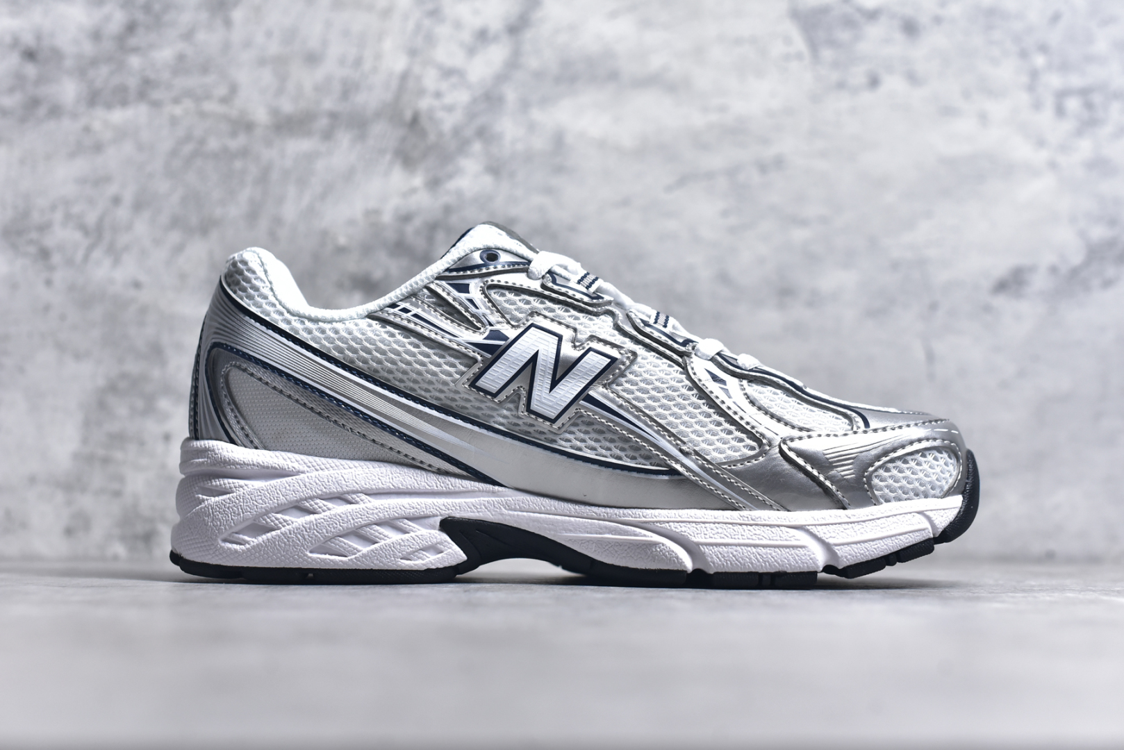 图片[3]-#New Balance MR740 NB新百伦系列复古老爹风休闲运动慢跑鞋 采用轻质牛剖革拼接透气网眼衬垫织物鞋面材质 T-Beam大底提供足步弓支撑 保持步态稳定#后跟搭载外露缓震胶 鞋身整体以各种深浅不一的灰色覆盖 鞋头以淡蓝色调装饰，网眼衬垫通过不规律的色块实现做旧的美感 泛黄的鞋底更是进一步增添了复古气息 尺码：36 37 37.5 38 38.5 39.5 40 40.5 41.5 42 42.5 43 44 45-选品中心