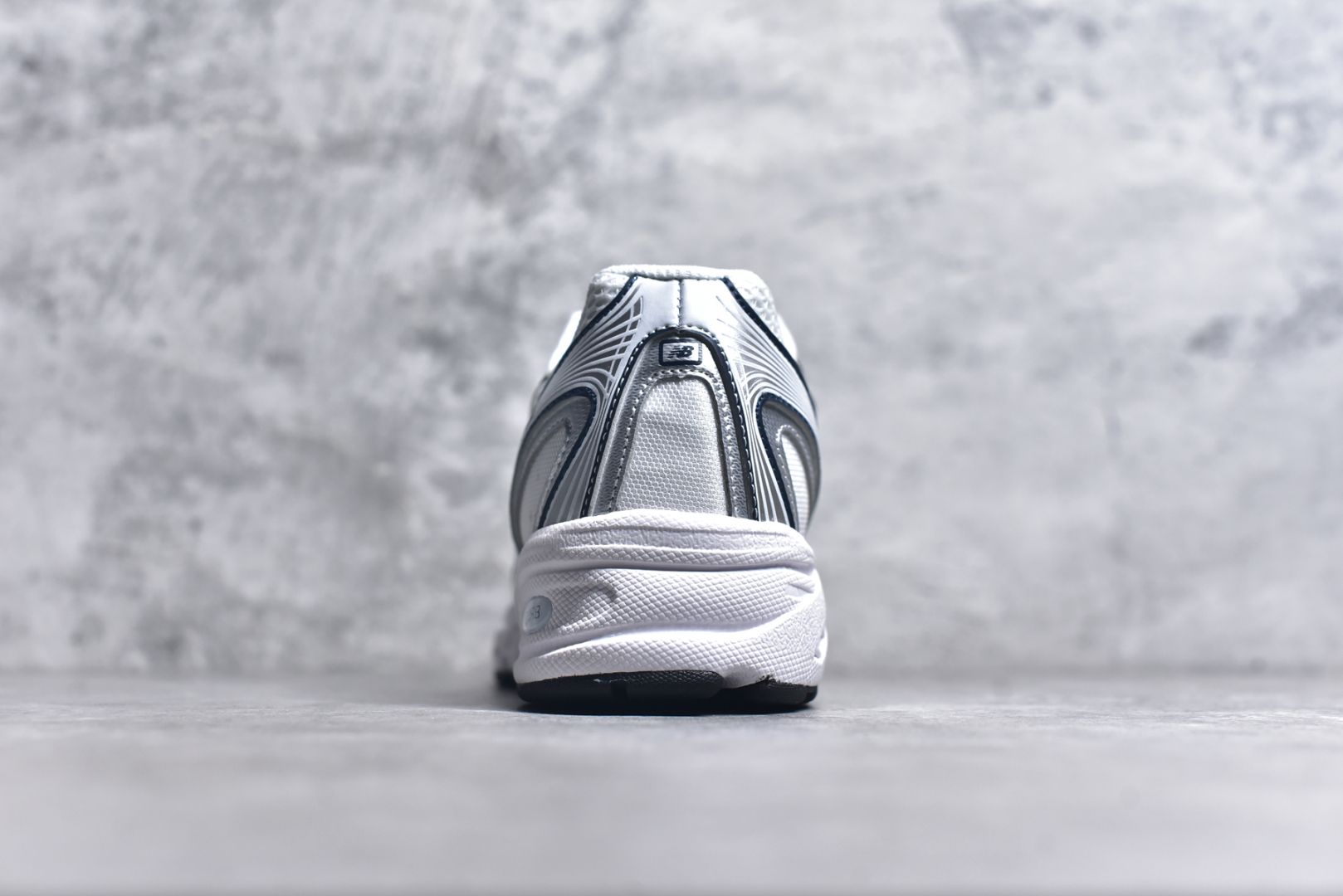 图片[5]-#New Balance MR740 NB新百伦系列复古老爹风休闲运动慢跑鞋 采用轻质牛剖革拼接透气网眼衬垫织物鞋面材质 T-Beam大底提供足步弓支撑 保持步态稳定#后跟搭载外露缓震胶 鞋身整体以各种深浅不一的灰色覆盖 鞋头以淡蓝色调装饰，网眼衬垫通过不规律的色块实现做旧的美感 泛黄的鞋底更是进一步增添了复古气息 尺码：36 37 37.5 38 38.5 39.5 40 40.5 41.5 42 42.5 43 44 45-选品中心
