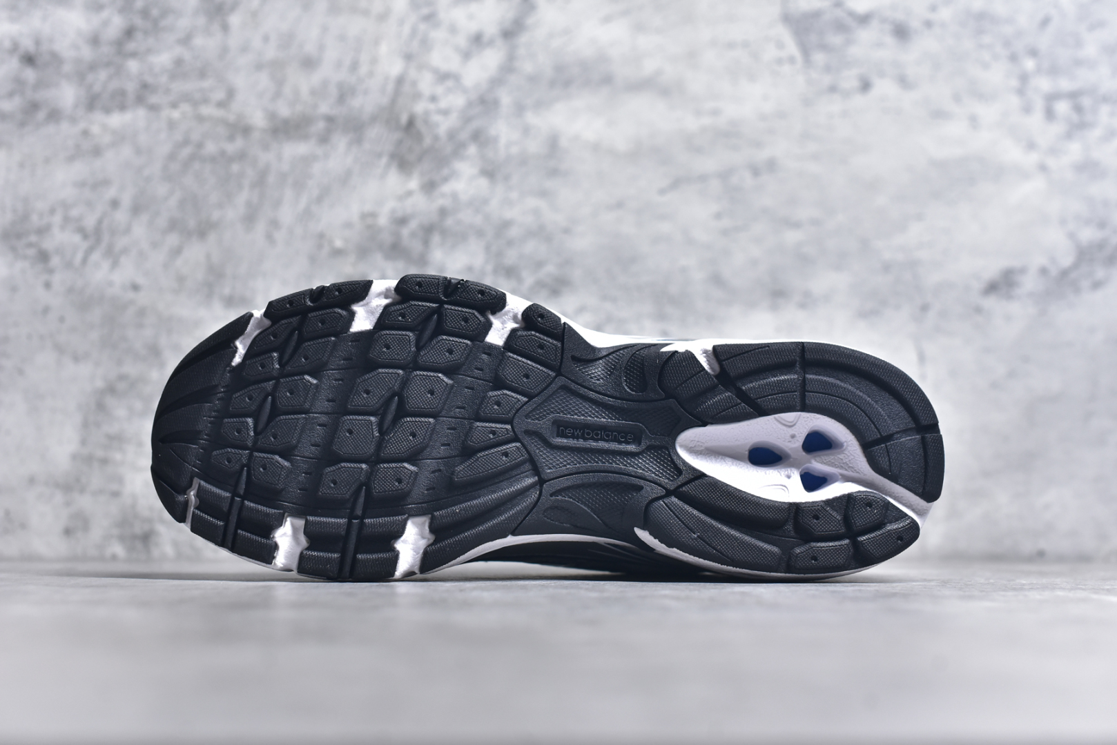 图片[6]-#New Balance MR740 NB新百伦系列复古老爹风休闲运动慢跑鞋 采用轻质牛剖革拼接透气网眼衬垫织物鞋面材质 T-Beam大底提供足步弓支撑 保持步态稳定#后跟搭载外露缓震胶 鞋身整体以各种深浅不一的灰色覆盖 鞋头以淡蓝色调装饰，网眼衬垫通过不规律的色块实现做旧的美感 泛黄的鞋底更是进一步增添了复古气息 尺码：36 37 37.5 38 38.5 39.5 40 40.5 41.5 42 42.5 43 44 45-选品中心