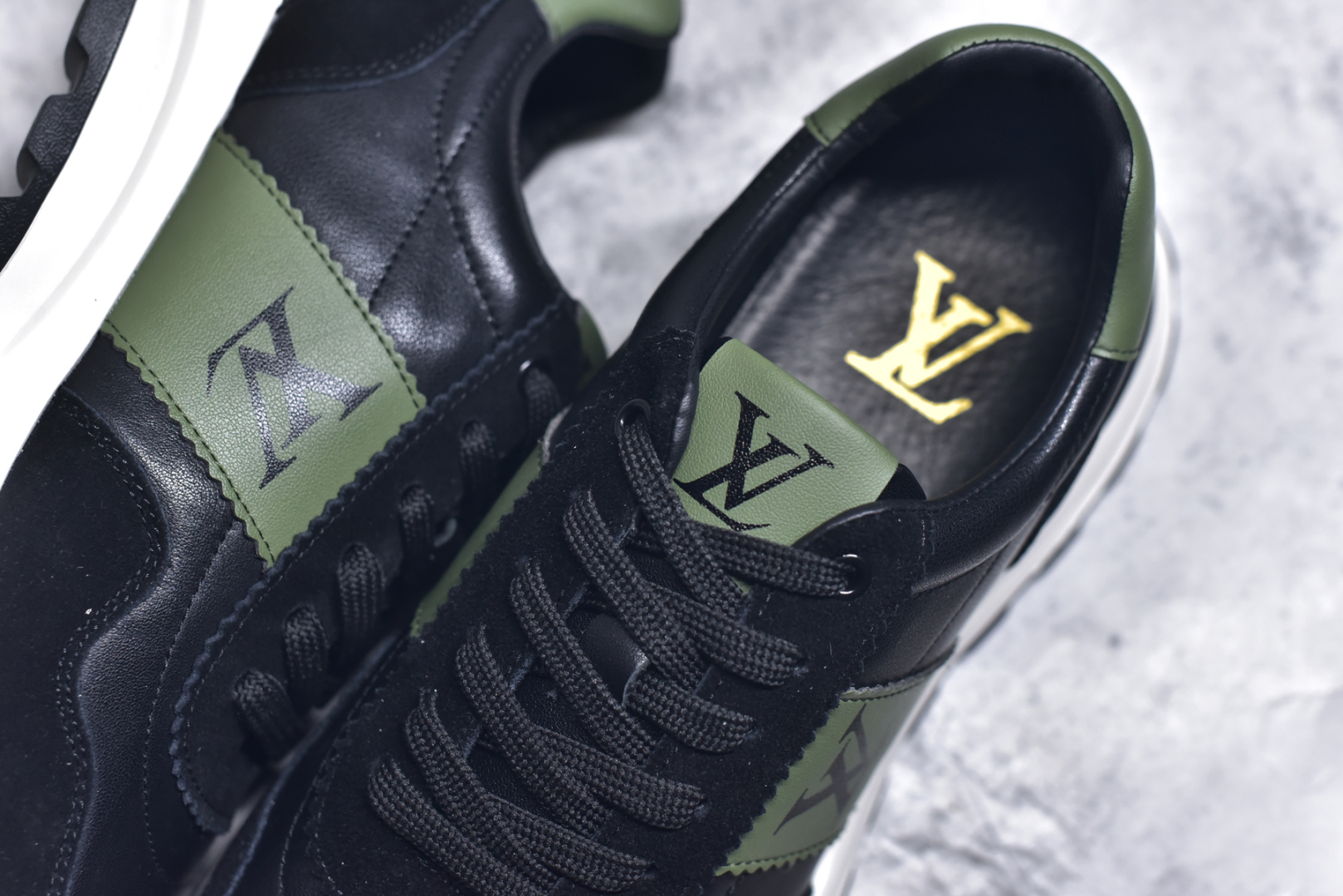 图片[9]-#Louis Vuitton LV路易威登休闲文化运动板鞋系列 广东大厂品质 舒适轻泡大底和百搭性霸屏整个时尚娱乐圈，细节调整完美主义！鞋面采用进口头层小牛皮搭配头层磨砂牛皮材质 独家开模轻泡大底， 侧边采用3D打印标志性Logo 尽显贵族时尚气息，台湾进口小牛皮挂皮内里，配带正品全套包装。尺码：39 40 41 42 43 44（皮鞋码）-选品中心