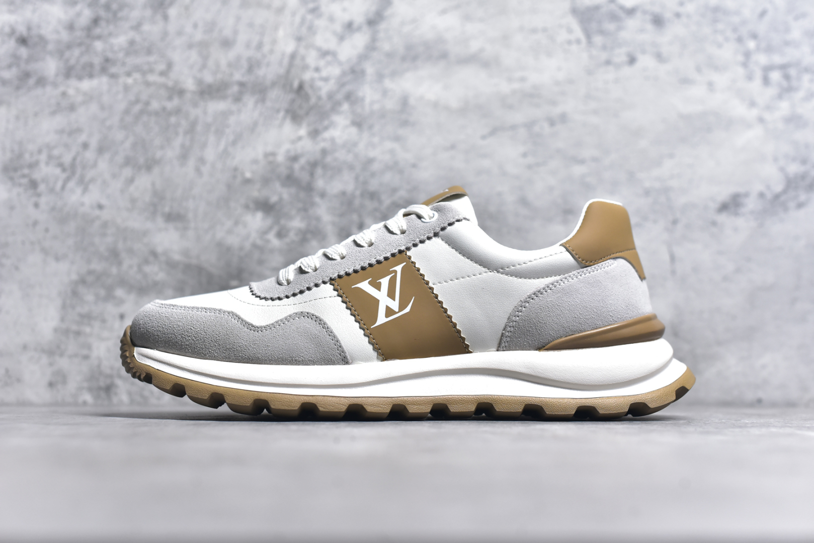 #Louis Vuitton LV路易威登休闲文化运动板鞋系列 广东大厂品质 舒适轻泡大底和百搭性霸屏整个时尚娱乐圈，细节调整完美主义！鞋面采用进口头层小牛皮搭配头层磨砂牛皮材质 独家开模轻泡大底， 侧边采用3D打印标志性Logo 尽显贵族时尚气息，台湾进口小牛皮挂皮内里，配带正品全套包装。尺码：39 40 41 42 43 44（皮鞋码）-选品中心