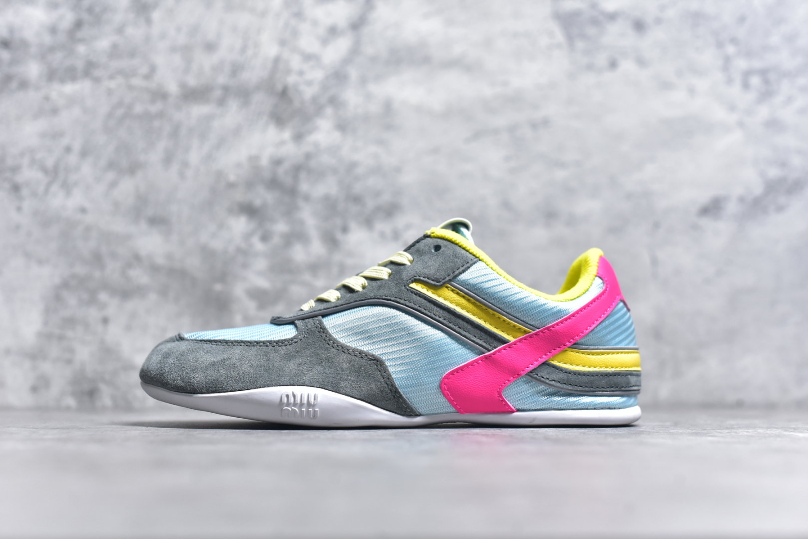 #MiuMiu x New Balance 530 SL NB新百伦缪缪联名系列低帮经典复古休闲运动慢跑鞋 近几年运动品牌与各大潮流品牌不断推出联名产品，在球鞋圈拥有极高的热度。此外，奢侈品牌和运动品牌联名也早已非新鲜事，继 Dior 和 Jordan Brand 以及 Prada 和 adidas 合作后。近日，Miu Miu与New Balance的合作基本已经成为定番，每年都会上新，而近期的最新联名也已经正式曝光，预计会在24年春夏面世！相比之前两次使用的574，这次Miu Miu带来了全新风格。采用了全新型号MR530进行设计，继续使用复古的旧化效果和去年就被带火的美拉德配色打造。Miu Miu作为千禧文化的重要推手，这次也是直接挑选了New Balance 2000年代时发布的健身跑鞋MR530。整体做旧效果非常明显，甚至有些二手鞋的感觉，多少是有点瘦巴黎世家影响了……配色方面将会推出米色和棕色两种颜色可供选择，整体覆盖了做旧麂皮，鞋舌和鞋垫和之前一致，有Miu Miu的Logo，同时搭配皮革和棉质双鞋带组成。尺码：35.5 36 37 37.5 38 38.5 39.5 40 40.5 41.5 42 42.5 43.5 44 45-选品中心