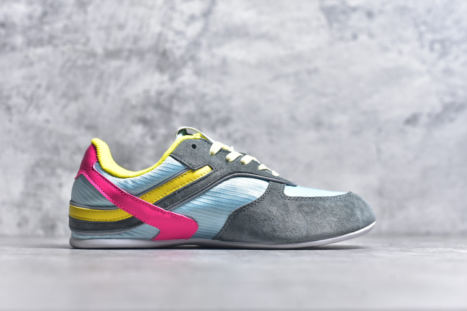 图片[3]-#MiuMiu x New Balance 530 SL NB新百伦缪缪联名系列低帮经典复古休闲运动慢跑鞋 近几年运动品牌与各大潮流品牌不断推出联名产品，在球鞋圈拥有极高的热度。此外，奢侈品牌和运动品牌联名也早已非新鲜事，继 Dior 和 Jordan Brand 以及 Prada 和 adidas 合作后。近日，Miu Miu与New Balance的合作基本已经成为定番，每年都会上新，而近期的最新联名也已经正式曝光，预计会在24年春夏面世！相比之前两次使用的574，这次Miu Miu带来了全新风格。采用了全新型号MR530进行设计，继续使用复古的旧化效果和去年就被带火的美拉德配色打造。Miu Miu作为千禧文化的重要推手，这次也是直接挑选了New Balance 2000年代时发布的健身跑鞋MR530。整体做旧效果非常明显，甚至有些二手鞋的感觉，多少是有点瘦巴黎世家影响了……配色方面将会推出米色和棕色两种颜色可供选择，整体覆盖了做旧麂皮，鞋舌和鞋垫和之前一致，有Miu Miu的Logo，同时搭配皮革和棉质双鞋带组成。尺码：35.5 36 37 37.5 38 38.5 39.5 40 40.5 41.5 42 42.5 43.5 44 45-选品中心