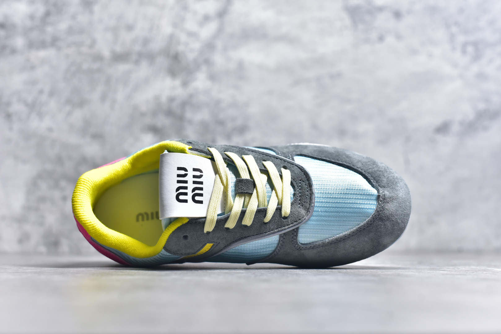 图片[4]-#MiuMiu x New Balance 530 SL NB新百伦缪缪联名系列低帮经典复古休闲运动慢跑鞋 近几年运动品牌与各大潮流品牌不断推出联名产品，在球鞋圈拥有极高的热度。此外，奢侈品牌和运动品牌联名也早已非新鲜事，继 Dior 和 Jordan Brand 以及 Prada 和 adidas 合作后。近日，Miu Miu与New Balance的合作基本已经成为定番，每年都会上新，而近期的最新联名也已经正式曝光，预计会在24年春夏面世！相比之前两次使用的574，这次Miu Miu带来了全新风格。采用了全新型号MR530进行设计，继续使用复古的旧化效果和去年就被带火的美拉德配色打造。Miu Miu作为千禧文化的重要推手，这次也是直接挑选了New Balance 2000年代时发布的健身跑鞋MR530。整体做旧效果非常明显，甚至有些二手鞋的感觉，多少是有点瘦巴黎世家影响了……配色方面将会推出米色和棕色两种颜色可供选择，整体覆盖了做旧麂皮，鞋舌和鞋垫和之前一致，有Miu Miu的Logo，同时搭配皮革和棉质双鞋带组成。尺码：35.5 36 37 37.5 38 38.5 39.5 40 40.5 41.5 42 42.5 43.5 44 45-选品中心