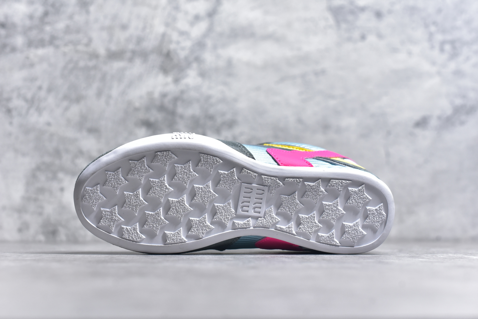 图片[6]-#MiuMiu x New Balance 530 SL NB新百伦缪缪联名系列低帮经典复古休闲运动慢跑鞋 近几年运动品牌与各大潮流品牌不断推出联名产品，在球鞋圈拥有极高的热度。此外，奢侈品牌和运动品牌联名也早已非新鲜事，继 Dior 和 Jordan Brand 以及 Prada 和 adidas 合作后。近日，Miu Miu与New Balance的合作基本已经成为定番，每年都会上新，而近期的最新联名也已经正式曝光，预计会在24年春夏面世！相比之前两次使用的574，这次Miu Miu带来了全新风格。采用了全新型号MR530进行设计，继续使用复古的旧化效果和去年就被带火的美拉德配色打造。Miu Miu作为千禧文化的重要推手，这次也是直接挑选了New Balance 2000年代时发布的健身跑鞋MR530。整体做旧效果非常明显，甚至有些二手鞋的感觉，多少是有点瘦巴黎世家影响了……配色方面将会推出米色和棕色两种颜色可供选择，整体覆盖了做旧麂皮，鞋舌和鞋垫和之前一致，有Miu Miu的Logo，同时搭配皮革和棉质双鞋带组成。尺码：35.5 36 37 37.5 38 38.5 39.5 40 40.5 41.5 42 42.5 43.5 44 45-选品中心