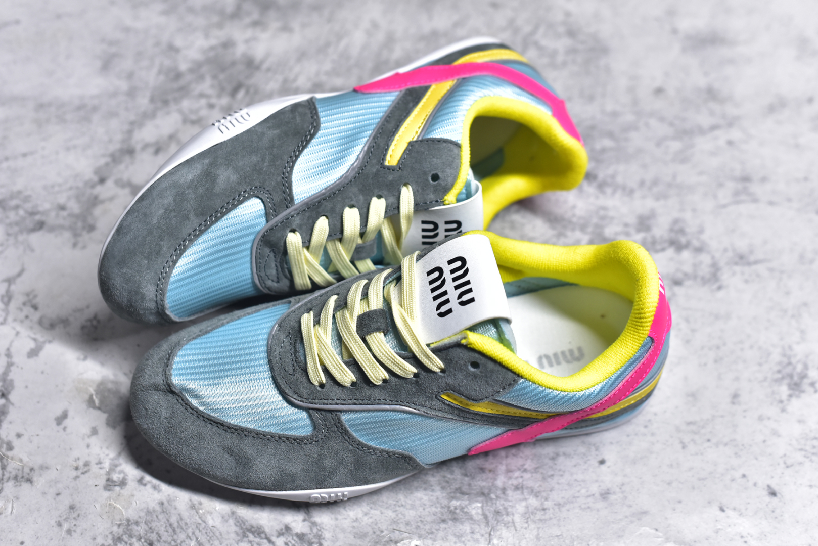 图片[7]-#MiuMiu x New Balance 530 SL NB新百伦缪缪联名系列低帮经典复古休闲运动慢跑鞋 近几年运动品牌与各大潮流品牌不断推出联名产品，在球鞋圈拥有极高的热度。此外，奢侈品牌和运动品牌联名也早已非新鲜事，继 Dior 和 Jordan Brand 以及 Prada 和 adidas 合作后。近日，Miu Miu与New Balance的合作基本已经成为定番，每年都会上新，而近期的最新联名也已经正式曝光，预计会在24年春夏面世！相比之前两次使用的574，这次Miu Miu带来了全新风格。采用了全新型号MR530进行设计，继续使用复古的旧化效果和去年就被带火的美拉德配色打造。Miu Miu作为千禧文化的重要推手，这次也是直接挑选了New Balance 2000年代时发布的健身跑鞋MR530。整体做旧效果非常明显，甚至有些二手鞋的感觉，多少是有点瘦巴黎世家影响了……配色方面将会推出米色和棕色两种颜色可供选择，整体覆盖了做旧麂皮，鞋舌和鞋垫和之前一致，有Miu Miu的Logo，同时搭配皮革和棉质双鞋带组成。尺码：35.5 36 37 37.5 38 38.5 39.5 40 40.5 41.5 42 42.5 43.5 44 45-选品中心