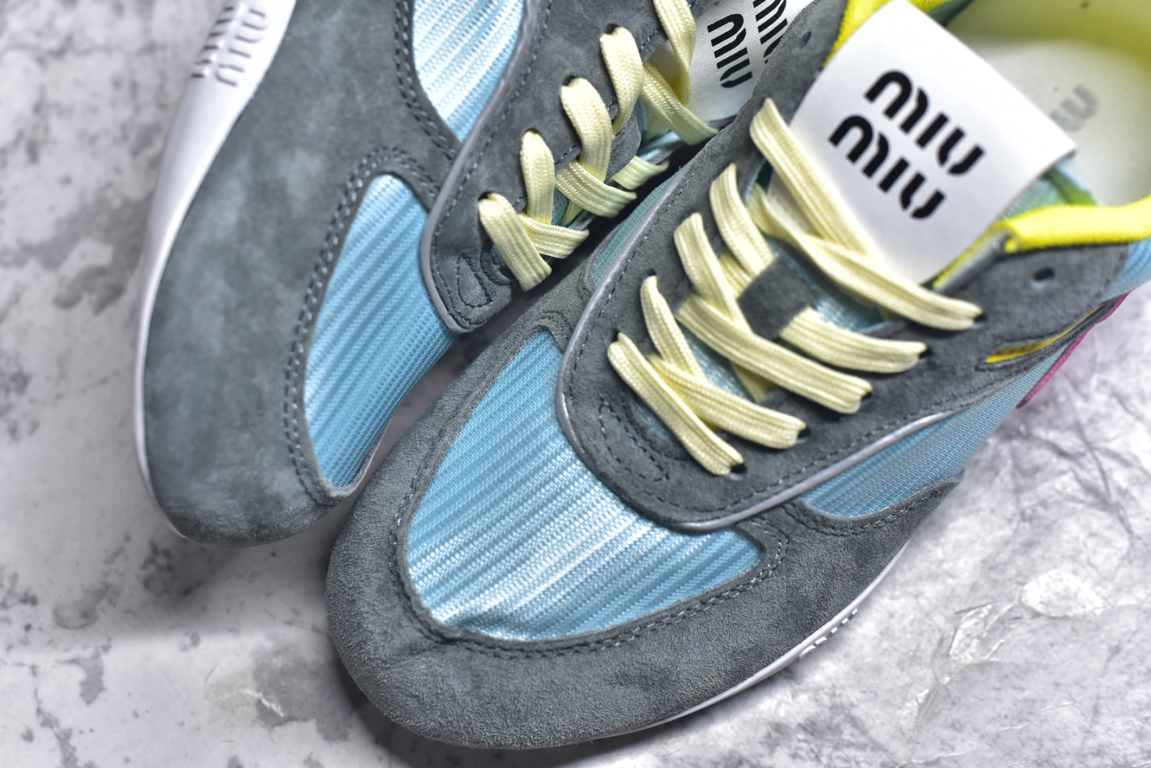 图片[8]-#MiuMiu x New Balance 530 SL NB新百伦缪缪联名系列低帮经典复古休闲运动慢跑鞋 近几年运动品牌与各大潮流品牌不断推出联名产品，在球鞋圈拥有极高的热度。此外，奢侈品牌和运动品牌联名也早已非新鲜事，继 Dior 和 Jordan Brand 以及 Prada 和 adidas 合作后。近日，Miu Miu与New Balance的合作基本已经成为定番，每年都会上新，而近期的最新联名也已经正式曝光，预计会在24年春夏面世！相比之前两次使用的574，这次Miu Miu带来了全新风格。采用了全新型号MR530进行设计，继续使用复古的旧化效果和去年就被带火的美拉德配色打造。Miu Miu作为千禧文化的重要推手，这次也是直接挑选了New Balance 2000年代时发布的健身跑鞋MR530。整体做旧效果非常明显，甚至有些二手鞋的感觉，多少是有点瘦巴黎世家影响了……配色方面将会推出米色和棕色两种颜色可供选择，整体覆盖了做旧麂皮，鞋舌和鞋垫和之前一致，有Miu Miu的Logo，同时搭配皮革和棉质双鞋带组成。尺码：35.5 36 37 37.5 38 38.5 39.5 40 40.5 41.5 42 42.5 43.5 44 45-选品中心