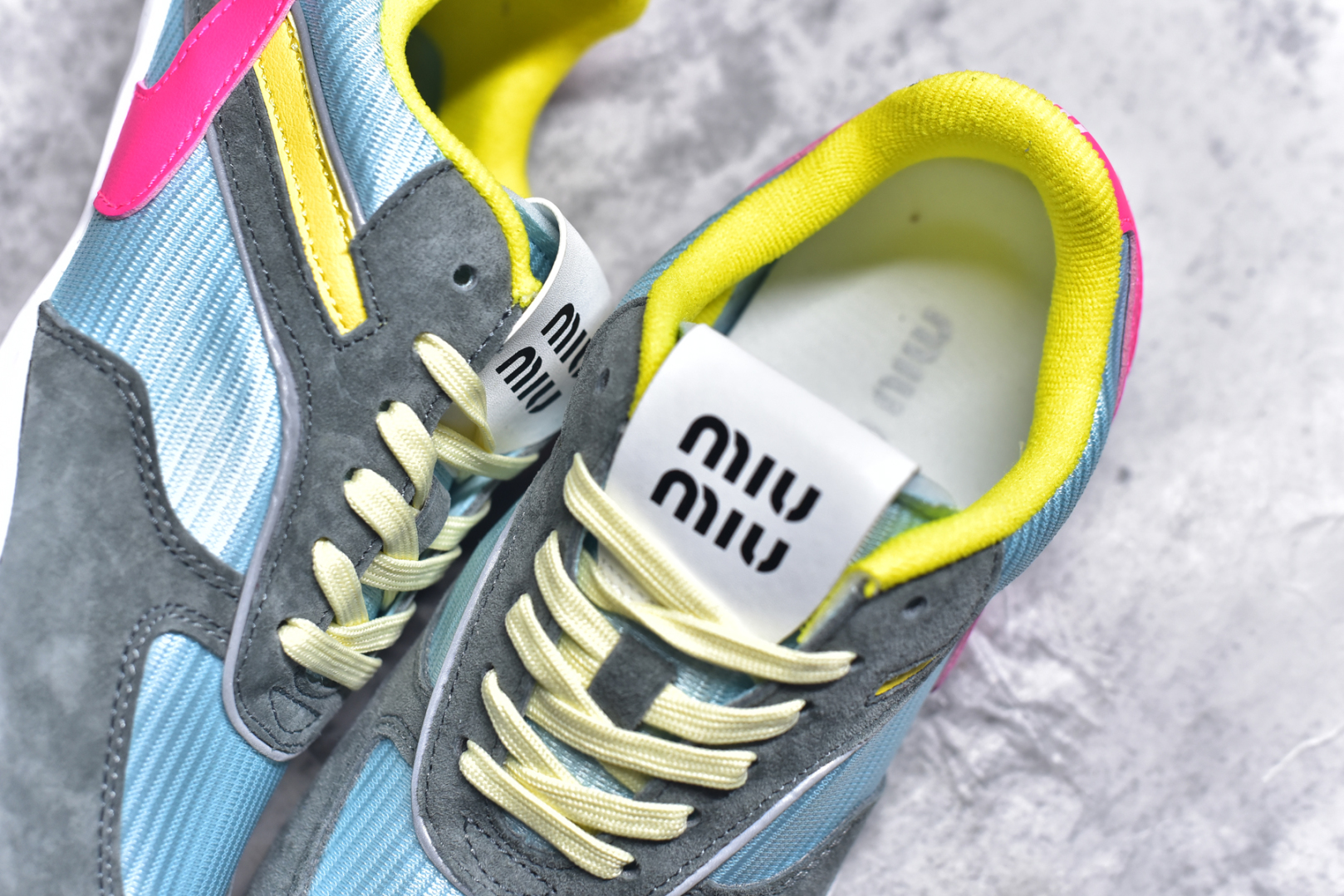 图片[9]-#MiuMiu x New Balance 530 SL NB新百伦缪缪联名系列低帮经典复古休闲运动慢跑鞋 近几年运动品牌与各大潮流品牌不断推出联名产品，在球鞋圈拥有极高的热度。此外，奢侈品牌和运动品牌联名也早已非新鲜事，继 Dior 和 Jordan Brand 以及 Prada 和 adidas 合作后。近日，Miu Miu与New Balance的合作基本已经成为定番，每年都会上新，而近期的最新联名也已经正式曝光，预计会在24年春夏面世！相比之前两次使用的574，这次Miu Miu带来了全新风格。采用了全新型号MR530进行设计，继续使用复古的旧化效果和去年就被带火的美拉德配色打造。Miu Miu作为千禧文化的重要推手，这次也是直接挑选了New Balance 2000年代时发布的健身跑鞋MR530。整体做旧效果非常明显，甚至有些二手鞋的感觉，多少是有点瘦巴黎世家影响了……配色方面将会推出米色和棕色两种颜色可供选择，整体覆盖了做旧麂皮，鞋舌和鞋垫和之前一致，有Miu Miu的Logo，同时搭配皮革和棉质双鞋带组成。尺码：35.5 36 37 37.5 38 38.5 39.5 40 40.5 41.5 42 42.5 43.5 44 45-选品中心
