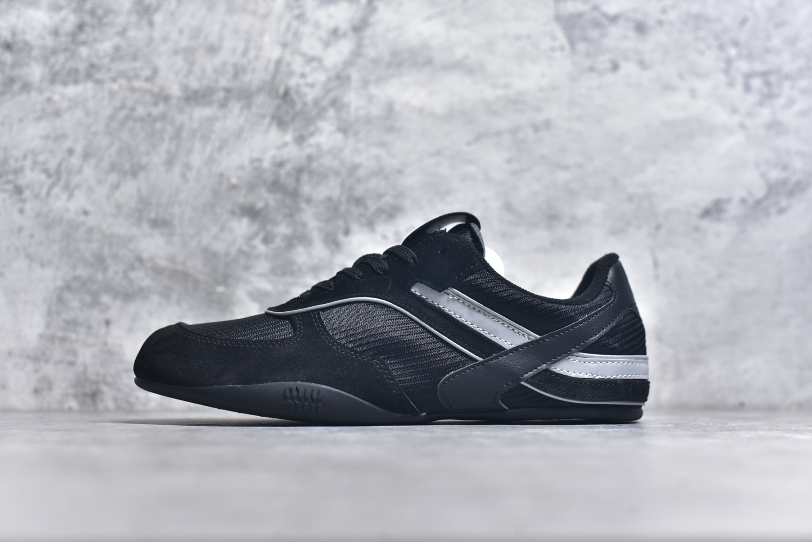 #MiuMiu x New Balance 530 SL NB新百伦缪缪联名系列低帮经典复古休闲运动慢跑鞋 近几年运动品牌与各大潮流品牌不断推出联名产品，在球鞋圈拥有极高的热度。此外，奢侈品牌和运动品牌联名也早已非新鲜事，继 Dior 和 Jordan Brand 以及 Prada 和 adidas 合作后。近日，Miu Miu与New Balance的合作基本已经成为定番，每年都会上新，而近期的最新联名也已经正式曝光，预计会在24年春夏面世！相比之前两次使用的574，这次Miu Miu带来了全新风格。采用了全新型号MR530进行设计，继续使用复古的旧化效果和去年就被带火的美拉德配色打造。Miu Miu作为千禧文化的重要推手，这次也是直接挑选了New Balance 2000年代时发布的健身跑鞋MR530。整体做旧效果非常明显，甚至有些二手鞋的感觉，多少是有点瘦巴黎世家影响了……配色方面将会推出米色和棕色两种颜色可供选择，整体覆盖了做旧麂皮，鞋舌和鞋垫和之前一致，有Miu Miu的Logo，同时搭配皮革和棉质双鞋带组成。尺码：35.5 36 37 37.5 38 38.5 39.5 40 40.5 41.5 42 42.5 43.5 44 45-选品中心