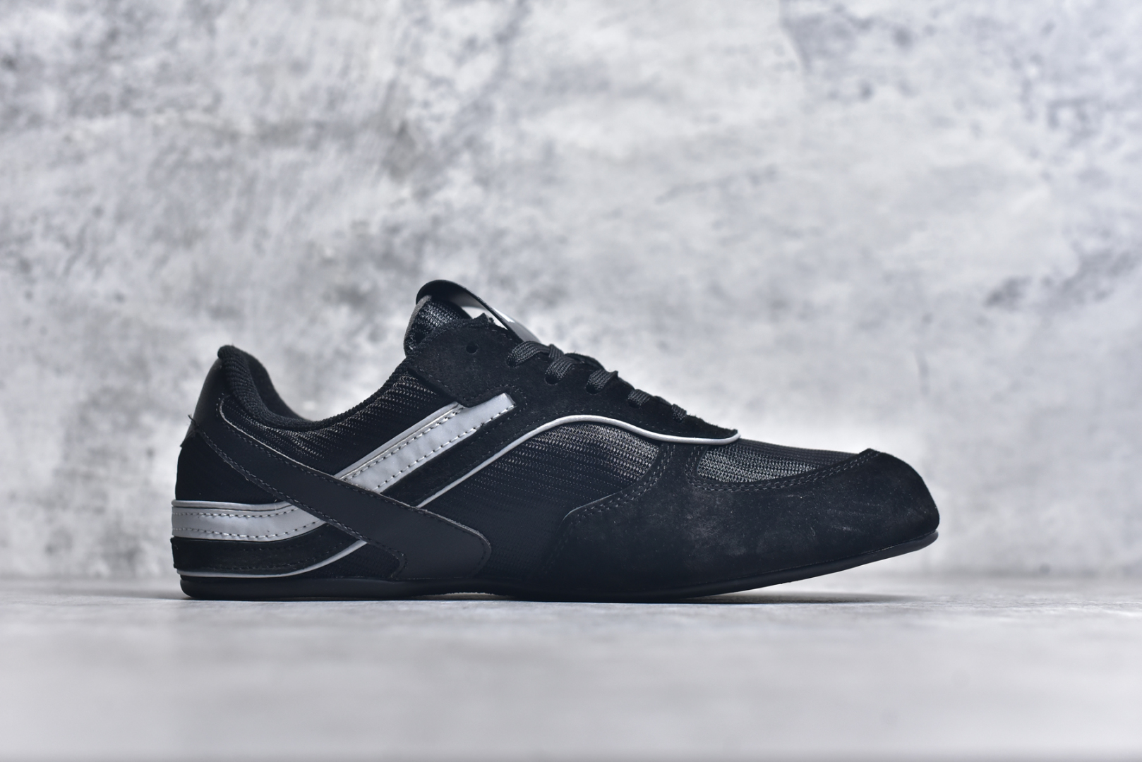 图片[3]-#MiuMiu x New Balance 530 SL NB新百伦缪缪联名系列低帮经典复古休闲运动慢跑鞋 近几年运动品牌与各大潮流品牌不断推出联名产品，在球鞋圈拥有极高的热度。此外，奢侈品牌和运动品牌联名也早已非新鲜事，继 Dior 和 Jordan Brand 以及 Prada 和 adidas 合作后。近日，Miu Miu与New Balance的合作基本已经成为定番，每年都会上新，而近期的最新联名也已经正式曝光，预计会在24年春夏面世！相比之前两次使用的574，这次Miu Miu带来了全新风格。采用了全新型号MR530进行设计，继续使用复古的旧化效果和去年就被带火的美拉德配色打造。Miu Miu作为千禧文化的重要推手，这次也是直接挑选了New Balance 2000年代时发布的健身跑鞋MR530。整体做旧效果非常明显，甚至有些二手鞋的感觉，多少是有点瘦巴黎世家影响了……配色方面将会推出米色和棕色两种颜色可供选择，整体覆盖了做旧麂皮，鞋舌和鞋垫和之前一致，有Miu Miu的Logo，同时搭配皮革和棉质双鞋带组成。尺码：35.5 36 37 37.5 38 38.5 39.5 40 40.5 41.5 42 42.5 43.5 44 45-选品中心