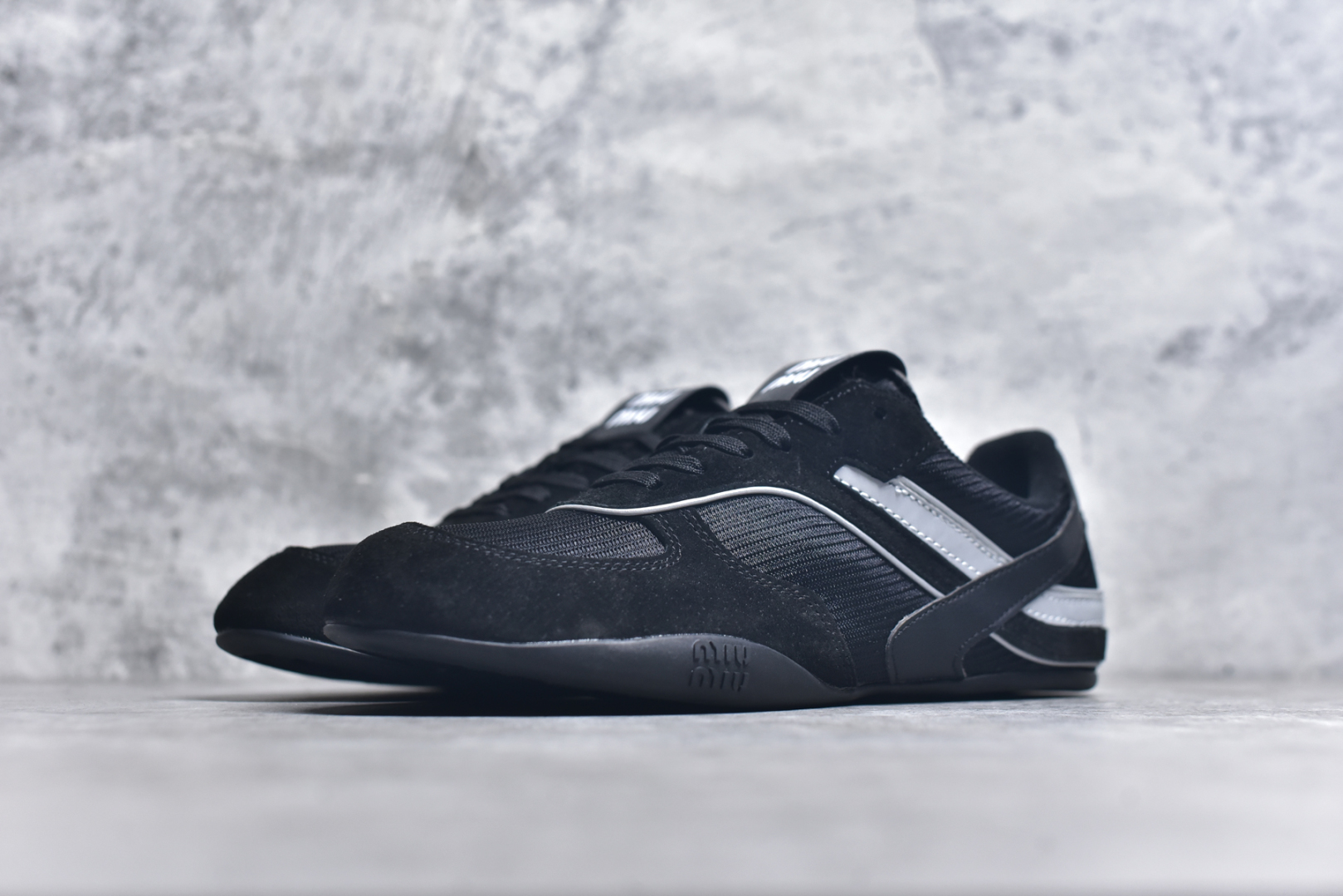 图片[2]-#MiuMiu x New Balance 530 SL NB新百伦缪缪联名系列低帮经典复古休闲运动慢跑鞋 近几年运动品牌与各大潮流品牌不断推出联名产品，在球鞋圈拥有极高的热度。此外，奢侈品牌和运动品牌联名也早已非新鲜事，继 Dior 和 Jordan Brand 以及 Prada 和 adidas 合作后。近日，Miu Miu与New Balance的合作基本已经成为定番，每年都会上新，而近期的最新联名也已经正式曝光，预计会在24年春夏面世！相比之前两次使用的574，这次Miu Miu带来了全新风格。采用了全新型号MR530进行设计，继续使用复古的旧化效果和去年就被带火的美拉德配色打造。Miu Miu作为千禧文化的重要推手，这次也是直接挑选了New Balance 2000年代时发布的健身跑鞋MR530。整体做旧效果非常明显，甚至有些二手鞋的感觉，多少是有点瘦巴黎世家影响了……配色方面将会推出米色和棕色两种颜色可供选择，整体覆盖了做旧麂皮，鞋舌和鞋垫和之前一致，有Miu Miu的Logo，同时搭配皮革和棉质双鞋带组成。尺码：35.5 36 37 37.5 38 38.5 39.5 40 40.5 41.5 42 42.5 43.5 44 45-选品中心