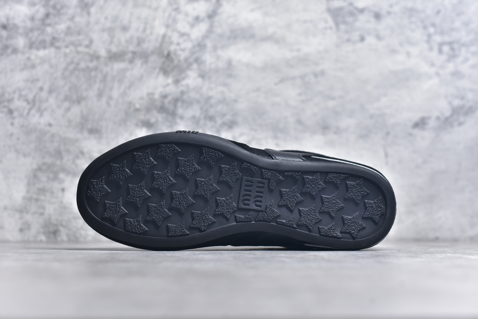 图片[6]-#MiuMiu x New Balance 530 SL NB新百伦缪缪联名系列低帮经典复古休闲运动慢跑鞋 近几年运动品牌与各大潮流品牌不断推出联名产品，在球鞋圈拥有极高的热度。此外，奢侈品牌和运动品牌联名也早已非新鲜事，继 Dior 和 Jordan Brand 以及 Prada 和 adidas 合作后。近日，Miu Miu与New Balance的合作基本已经成为定番，每年都会上新，而近期的最新联名也已经正式曝光，预计会在24年春夏面世！相比之前两次使用的574，这次Miu Miu带来了全新风格。采用了全新型号MR530进行设计，继续使用复古的旧化效果和去年就被带火的美拉德配色打造。Miu Miu作为千禧文化的重要推手，这次也是直接挑选了New Balance 2000年代时发布的健身跑鞋MR530。整体做旧效果非常明显，甚至有些二手鞋的感觉，多少是有点瘦巴黎世家影响了……配色方面将会推出米色和棕色两种颜色可供选择，整体覆盖了做旧麂皮，鞋舌和鞋垫和之前一致，有Miu Miu的Logo，同时搭配皮革和棉质双鞋带组成。尺码：35.5 36 37 37.5 38 38.5 39.5 40 40.5 41.5 42 42.5 43.5 44 45-选品中心