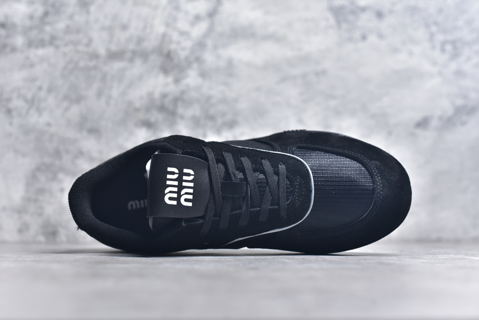 图片[4]-#MiuMiu x New Balance 530 SL NB新百伦缪缪联名系列低帮经典复古休闲运动慢跑鞋 近几年运动品牌与各大潮流品牌不断推出联名产品，在球鞋圈拥有极高的热度。此外，奢侈品牌和运动品牌联名也早已非新鲜事，继 Dior 和 Jordan Brand 以及 Prada 和 adidas 合作后。近日，Miu Miu与New Balance的合作基本已经成为定番，每年都会上新，而近期的最新联名也已经正式曝光，预计会在24年春夏面世！相比之前两次使用的574，这次Miu Miu带来了全新风格。采用了全新型号MR530进行设计，继续使用复古的旧化效果和去年就被带火的美拉德配色打造。Miu Miu作为千禧文化的重要推手，这次也是直接挑选了New Balance 2000年代时发布的健身跑鞋MR530。整体做旧效果非常明显，甚至有些二手鞋的感觉，多少是有点瘦巴黎世家影响了……配色方面将会推出米色和棕色两种颜色可供选择，整体覆盖了做旧麂皮，鞋舌和鞋垫和之前一致，有Miu Miu的Logo，同时搭配皮革和棉质双鞋带组成。尺码：35.5 36 37 37.5 38 38.5 39.5 40 40.5 41.5 42 42.5 43.5 44 45-选品中心