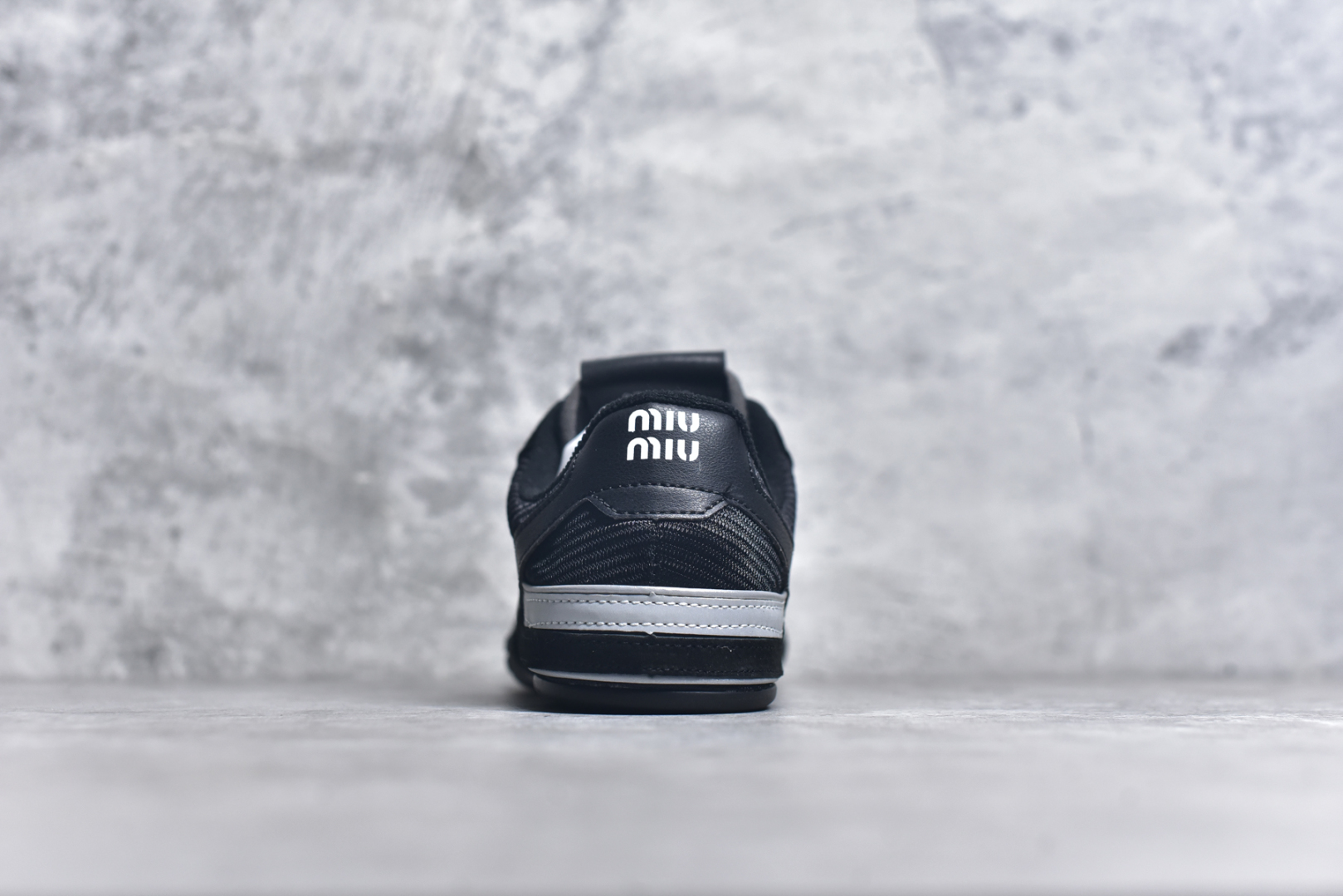 图片[5]-#MiuMiu x New Balance 530 SL NB新百伦缪缪联名系列低帮经典复古休闲运动慢跑鞋 近几年运动品牌与各大潮流品牌不断推出联名产品，在球鞋圈拥有极高的热度。此外，奢侈品牌和运动品牌联名也早已非新鲜事，继 Dior 和 Jordan Brand 以及 Prada 和 adidas 合作后。近日，Miu Miu与New Balance的合作基本已经成为定番，每年都会上新，而近期的最新联名也已经正式曝光，预计会在24年春夏面世！相比之前两次使用的574，这次Miu Miu带来了全新风格。采用了全新型号MR530进行设计，继续使用复古的旧化效果和去年就被带火的美拉德配色打造。Miu Miu作为千禧文化的重要推手，这次也是直接挑选了New Balance 2000年代时发布的健身跑鞋MR530。整体做旧效果非常明显，甚至有些二手鞋的感觉，多少是有点瘦巴黎世家影响了……配色方面将会推出米色和棕色两种颜色可供选择，整体覆盖了做旧麂皮，鞋舌和鞋垫和之前一致，有Miu Miu的Logo，同时搭配皮革和棉质双鞋带组成。尺码：35.5 36 37 37.5 38 38.5 39.5 40 40.5 41.5 42 42.5 43.5 44 45-选品中心
