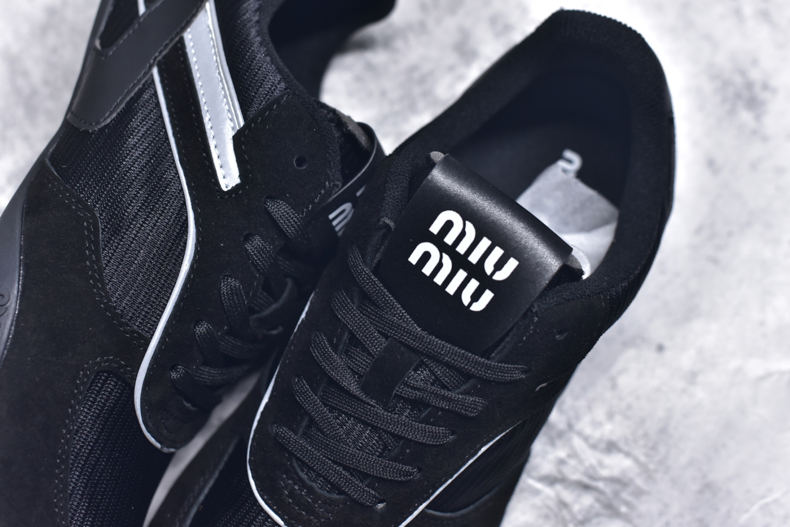 图片[9]-#MiuMiu x New Balance 530 SL NB新百伦缪缪联名系列低帮经典复古休闲运动慢跑鞋 近几年运动品牌与各大潮流品牌不断推出联名产品，在球鞋圈拥有极高的热度。此外，奢侈品牌和运动品牌联名也早已非新鲜事，继 Dior 和 Jordan Brand 以及 Prada 和 adidas 合作后。近日，Miu Miu与New Balance的合作基本已经成为定番，每年都会上新，而近期的最新联名也已经正式曝光，预计会在24年春夏面世！相比之前两次使用的574，这次Miu Miu带来了全新风格。采用了全新型号MR530进行设计，继续使用复古的旧化效果和去年就被带火的美拉德配色打造。Miu Miu作为千禧文化的重要推手，这次也是直接挑选了New Balance 2000年代时发布的健身跑鞋MR530。整体做旧效果非常明显，甚至有些二手鞋的感觉，多少是有点瘦巴黎世家影响了……配色方面将会推出米色和棕色两种颜色可供选择，整体覆盖了做旧麂皮，鞋舌和鞋垫和之前一致，有Miu Miu的Logo，同时搭配皮革和棉质双鞋带组成。尺码：35.5 36 37 37.5 38 38.5 39.5 40 40.5 41.5 42 42.5 43.5 44 45-选品中心