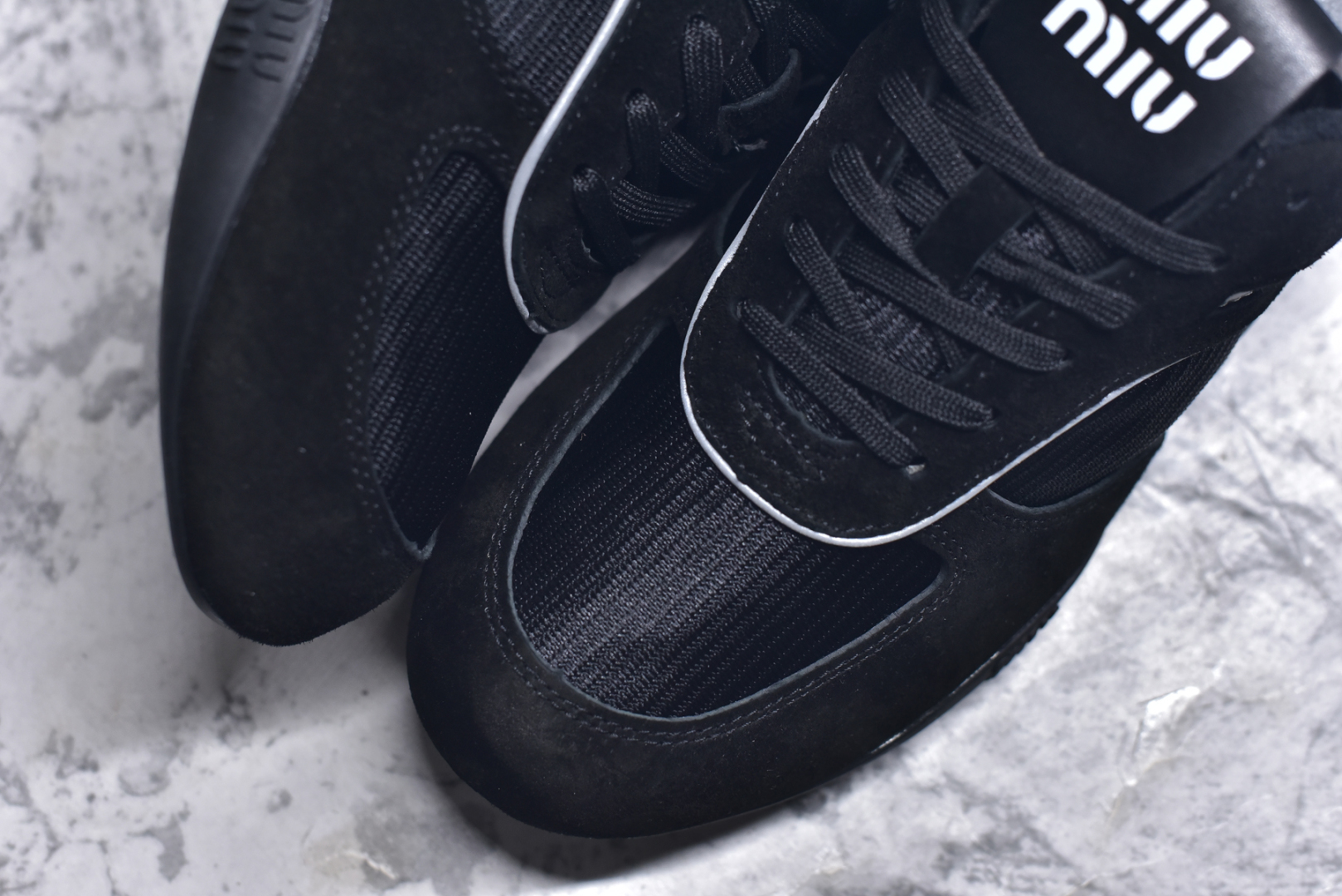 图片[8]-#MiuMiu x New Balance 530 SL NB新百伦缪缪联名系列低帮经典复古休闲运动慢跑鞋 近几年运动品牌与各大潮流品牌不断推出联名产品，在球鞋圈拥有极高的热度。此外，奢侈品牌和运动品牌联名也早已非新鲜事，继 Dior 和 Jordan Brand 以及 Prada 和 adidas 合作后。近日，Miu Miu与New Balance的合作基本已经成为定番，每年都会上新，而近期的最新联名也已经正式曝光，预计会在24年春夏面世！相比之前两次使用的574，这次Miu Miu带来了全新风格。采用了全新型号MR530进行设计，继续使用复古的旧化效果和去年就被带火的美拉德配色打造。Miu Miu作为千禧文化的重要推手，这次也是直接挑选了New Balance 2000年代时发布的健身跑鞋MR530。整体做旧效果非常明显，甚至有些二手鞋的感觉，多少是有点瘦巴黎世家影响了……配色方面将会推出米色和棕色两种颜色可供选择，整体覆盖了做旧麂皮，鞋舌和鞋垫和之前一致，有Miu Miu的Logo，同时搭配皮革和棉质双鞋带组成。尺码：35.5 36 37 37.5 38 38.5 39.5 40 40.5 41.5 42 42.5 43.5 44 45-选品中心