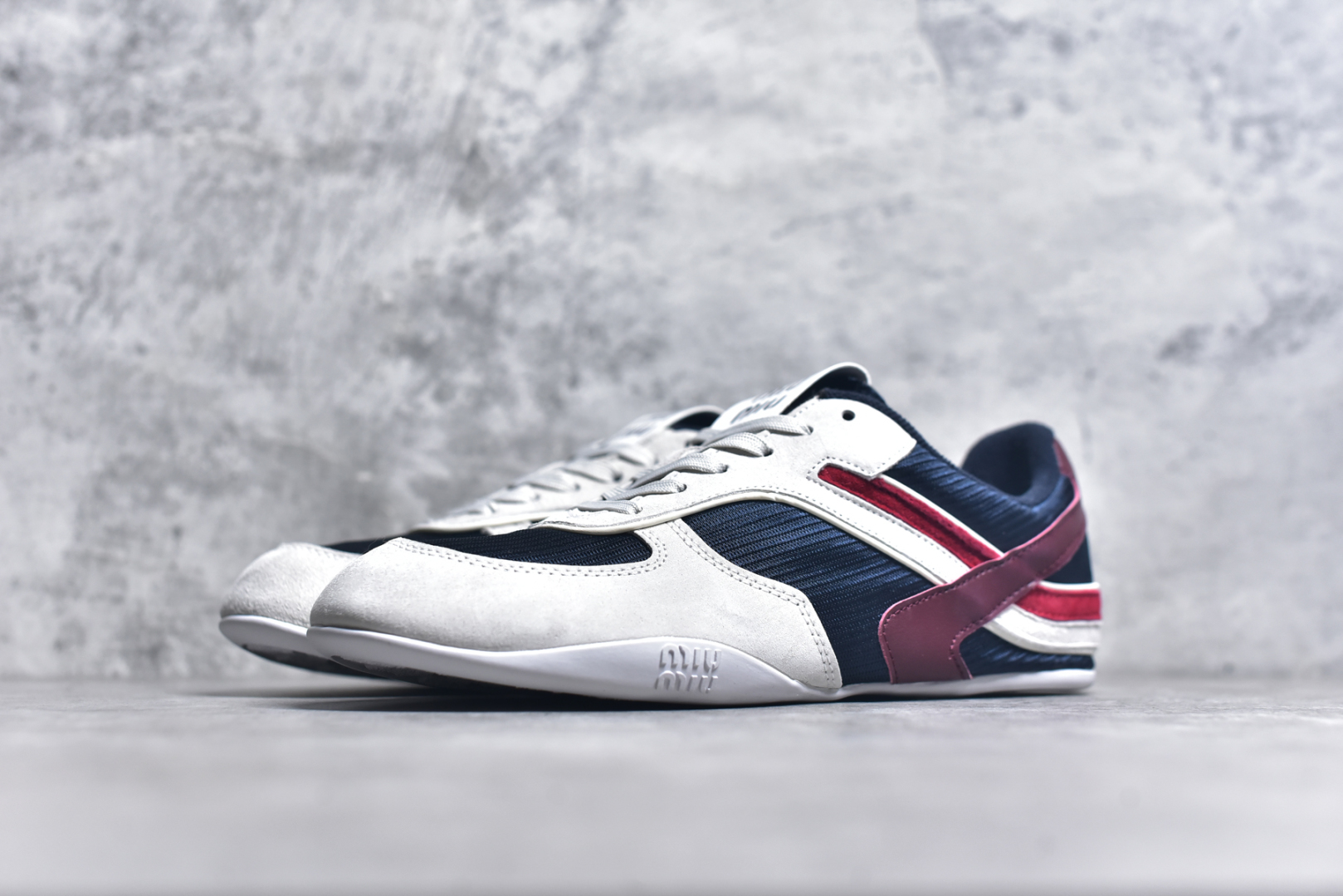 图片[2]-#MiuMiu x New Balance 530 SL NB新百伦缪缪联名系列低帮经典复古休闲运动慢跑鞋 近几年运动品牌与各大潮流品牌不断推出联名产品，在球鞋圈拥有极高的热度。此外，奢侈品牌和运动品牌联名也早已非新鲜事，继 Dior 和 Jordan Brand 以及 Prada 和 adidas 合作后。近日，Miu Miu与New Balance的合作基本已经成为定番，每年都会上新，而近期的最新联名也已经正式曝光，预计会在24年春夏面世！相比之前两次使用的574，这次Miu Miu带来了全新风格。采用了全新型号MR530进行设计，继续使用复古的旧化效果和去年就被带火的美拉德配色打造。Miu Miu作为千禧文化的重要推手，这次也是直接挑选了New Balance 2000年代时发布的健身跑鞋MR530。整体做旧效果非常明显，甚至有些二手鞋的感觉，多少是有点瘦巴黎世家影响了……配色方面将会推出米色和棕色两种颜色可供选择，整体覆盖了做旧麂皮，鞋舌和鞋垫和之前一致，有Miu Miu的Logo，同时搭配皮革和棉质双鞋带组成。尺码：35.5 36 37 37.5 38 38.5 39.5 40 40.5 41.5 42 42.5 43.5 44 45-选品中心