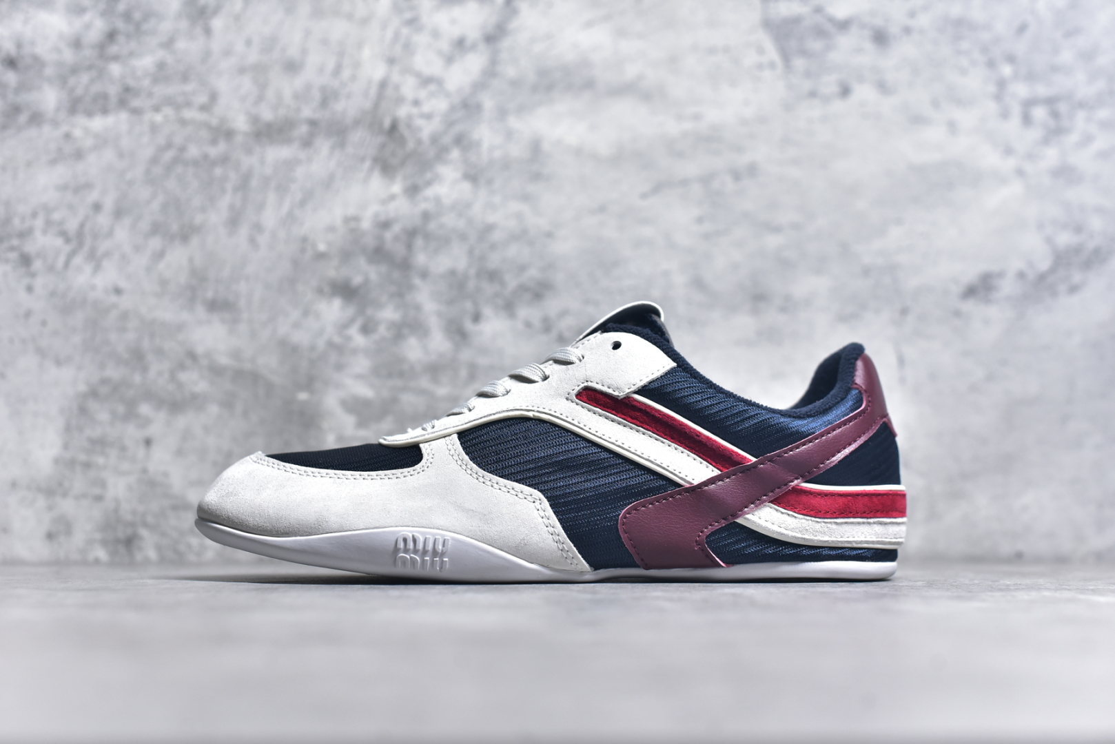 #MiuMiu x New Balance 530 SL NB新百伦缪缪联名系列低帮经典复古休闲运动慢跑鞋 近几年运动品牌与各大潮流品牌不断推出联名产品，在球鞋圈拥有极高的热度。此外，奢侈品牌和运动品牌联名也早已非新鲜事，继 Dior 和 Jordan Brand 以及 Prada 和 adidas 合作后。近日，Miu Miu与New Balance的合作基本已经成为定番，每年都会上新，而近期的最新联名也已经正式曝光，预计会在24年春夏面世！相比之前两次使用的574，这次Miu Miu带来了全新风格。采用了全新型号MR530进行设计，继续使用复古的旧化效果和去年就被带火的美拉德配色打造。Miu Miu作为千禧文化的重要推手，这次也是直接挑选了New Balance 2000年代时发布的健身跑鞋MR530。整体做旧效果非常明显，甚至有些二手鞋的感觉，多少是有点瘦巴黎世家影响了……配色方面将会推出米色和棕色两种颜色可供选择，整体覆盖了做旧麂皮，鞋舌和鞋垫和之前一致，有Miu Miu的Logo，同时搭配皮革和棉质双鞋带组成。尺码：35.5 36 37 37.5 38 38.5 39.5 40 40.5 41.5 42 42.5 43.5 44 45-选品中心