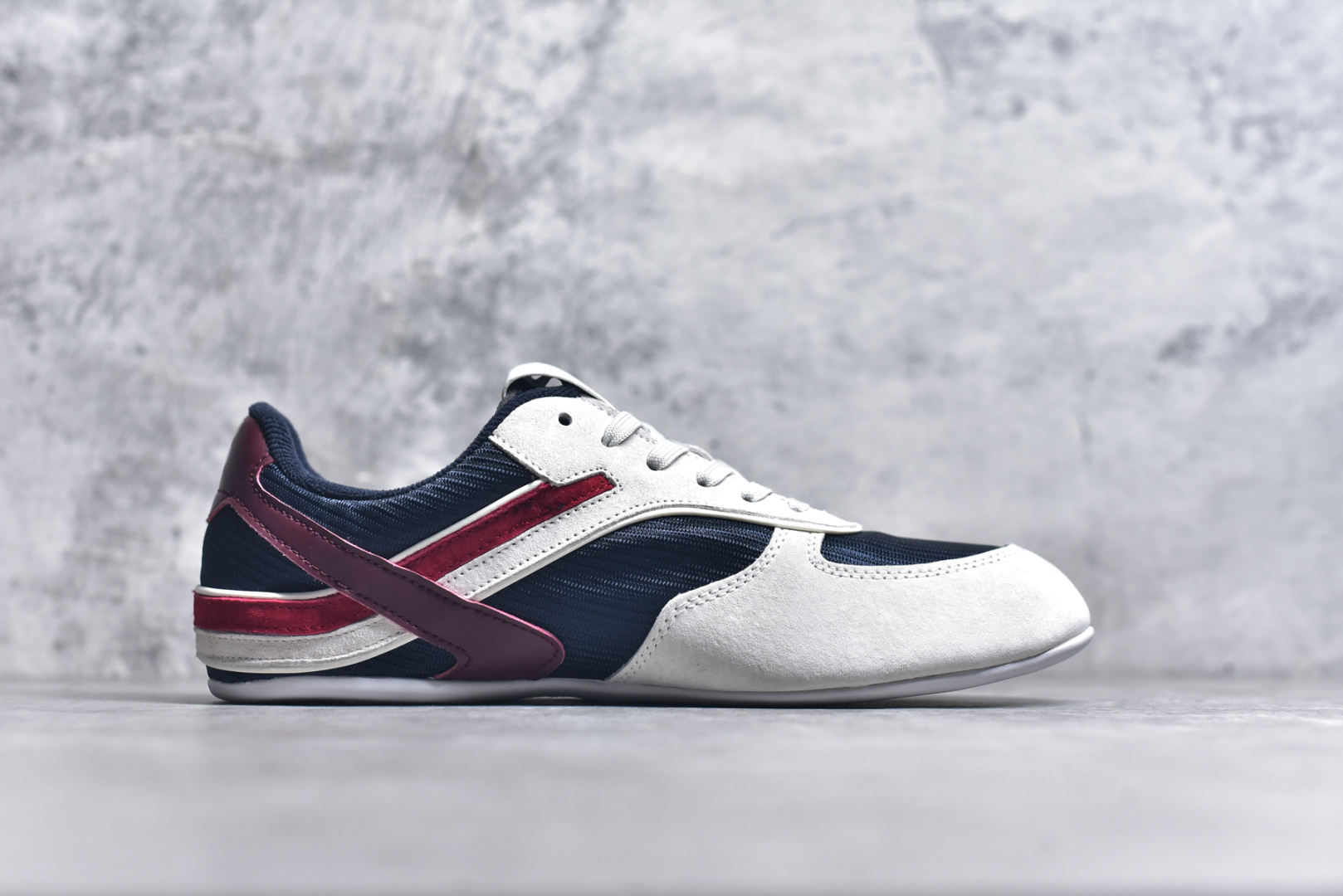 图片[3]-#MiuMiu x New Balance 530 SL NB新百伦缪缪联名系列低帮经典复古休闲运动慢跑鞋 近几年运动品牌与各大潮流品牌不断推出联名产品，在球鞋圈拥有极高的热度。此外，奢侈品牌和运动品牌联名也早已非新鲜事，继 Dior 和 Jordan Brand 以及 Prada 和 adidas 合作后。近日，Miu Miu与New Balance的合作基本已经成为定番，每年都会上新，而近期的最新联名也已经正式曝光，预计会在24年春夏面世！相比之前两次使用的574，这次Miu Miu带来了全新风格。采用了全新型号MR530进行设计，继续使用复古的旧化效果和去年就被带火的美拉德配色打造。Miu Miu作为千禧文化的重要推手，这次也是直接挑选了New Balance 2000年代时发布的健身跑鞋MR530。整体做旧效果非常明显，甚至有些二手鞋的感觉，多少是有点瘦巴黎世家影响了……配色方面将会推出米色和棕色两种颜色可供选择，整体覆盖了做旧麂皮，鞋舌和鞋垫和之前一致，有Miu Miu的Logo，同时搭配皮革和棉质双鞋带组成。尺码：35.5 36 37 37.5 38 38.5 39.5 40 40.5 41.5 42 42.5 43.5 44 45-选品中心