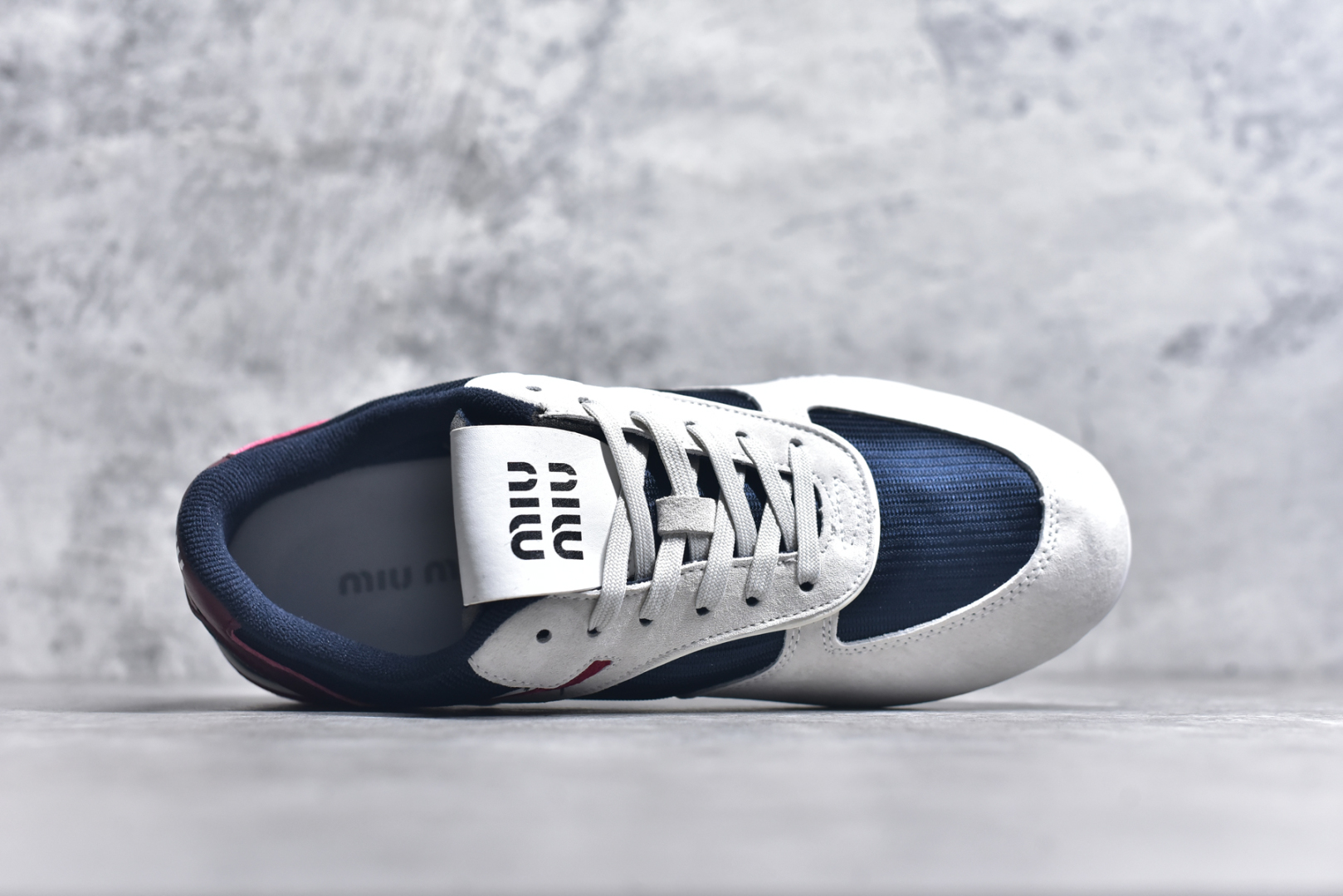 图片[4]-#MiuMiu x New Balance 530 SL NB新百伦缪缪联名系列低帮经典复古休闲运动慢跑鞋 近几年运动品牌与各大潮流品牌不断推出联名产品，在球鞋圈拥有极高的热度。此外，奢侈品牌和运动品牌联名也早已非新鲜事，继 Dior 和 Jordan Brand 以及 Prada 和 adidas 合作后。近日，Miu Miu与New Balance的合作基本已经成为定番，每年都会上新，而近期的最新联名也已经正式曝光，预计会在24年春夏面世！相比之前两次使用的574，这次Miu Miu带来了全新风格。采用了全新型号MR530进行设计，继续使用复古的旧化效果和去年就被带火的美拉德配色打造。Miu Miu作为千禧文化的重要推手，这次也是直接挑选了New Balance 2000年代时发布的健身跑鞋MR530。整体做旧效果非常明显，甚至有些二手鞋的感觉，多少是有点瘦巴黎世家影响了……配色方面将会推出米色和棕色两种颜色可供选择，整体覆盖了做旧麂皮，鞋舌和鞋垫和之前一致，有Miu Miu的Logo，同时搭配皮革和棉质双鞋带组成。尺码：35.5 36 37 37.5 38 38.5 39.5 40 40.5 41.5 42 42.5 43.5 44 45-选品中心