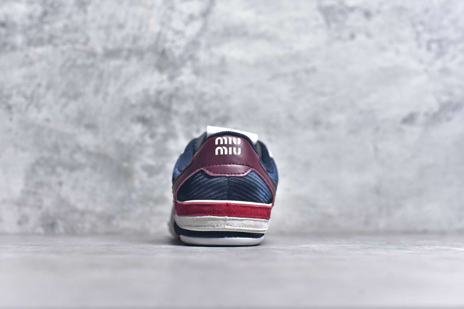 图片[5]-#MiuMiu x New Balance 530 SL NB新百伦缪缪联名系列低帮经典复古休闲运动慢跑鞋 近几年运动品牌与各大潮流品牌不断推出联名产品，在球鞋圈拥有极高的热度。此外，奢侈品牌和运动品牌联名也早已非新鲜事，继 Dior 和 Jordan Brand 以及 Prada 和 adidas 合作后。近日，Miu Miu与New Balance的合作基本已经成为定番，每年都会上新，而近期的最新联名也已经正式曝光，预计会在24年春夏面世！相比之前两次使用的574，这次Miu Miu带来了全新风格。采用了全新型号MR530进行设计，继续使用复古的旧化效果和去年就被带火的美拉德配色打造。Miu Miu作为千禧文化的重要推手，这次也是直接挑选了New Balance 2000年代时发布的健身跑鞋MR530。整体做旧效果非常明显，甚至有些二手鞋的感觉，多少是有点瘦巴黎世家影响了……配色方面将会推出米色和棕色两种颜色可供选择，整体覆盖了做旧麂皮，鞋舌和鞋垫和之前一致，有Miu Miu的Logo，同时搭配皮革和棉质双鞋带组成。尺码：35.5 36 37 37.5 38 38.5 39.5 40 40.5 41.5 42 42.5 43.5 44 45-选品中心