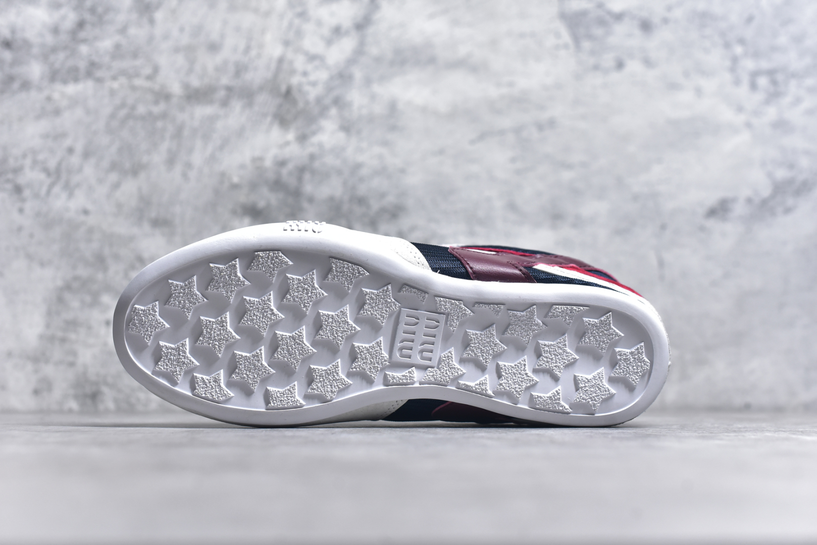 图片[6]-#MiuMiu x New Balance 530 SL NB新百伦缪缪联名系列低帮经典复古休闲运动慢跑鞋 近几年运动品牌与各大潮流品牌不断推出联名产品，在球鞋圈拥有极高的热度。此外，奢侈品牌和运动品牌联名也早已非新鲜事，继 Dior 和 Jordan Brand 以及 Prada 和 adidas 合作后。近日，Miu Miu与New Balance的合作基本已经成为定番，每年都会上新，而近期的最新联名也已经正式曝光，预计会在24年春夏面世！相比之前两次使用的574，这次Miu Miu带来了全新风格。采用了全新型号MR530进行设计，继续使用复古的旧化效果和去年就被带火的美拉德配色打造。Miu Miu作为千禧文化的重要推手，这次也是直接挑选了New Balance 2000年代时发布的健身跑鞋MR530。整体做旧效果非常明显，甚至有些二手鞋的感觉，多少是有点瘦巴黎世家影响了……配色方面将会推出米色和棕色两种颜色可供选择，整体覆盖了做旧麂皮，鞋舌和鞋垫和之前一致，有Miu Miu的Logo，同时搭配皮革和棉质双鞋带组成。尺码：35.5 36 37 37.5 38 38.5 39.5 40 40.5 41.5 42 42.5 43.5 44 45-选品中心