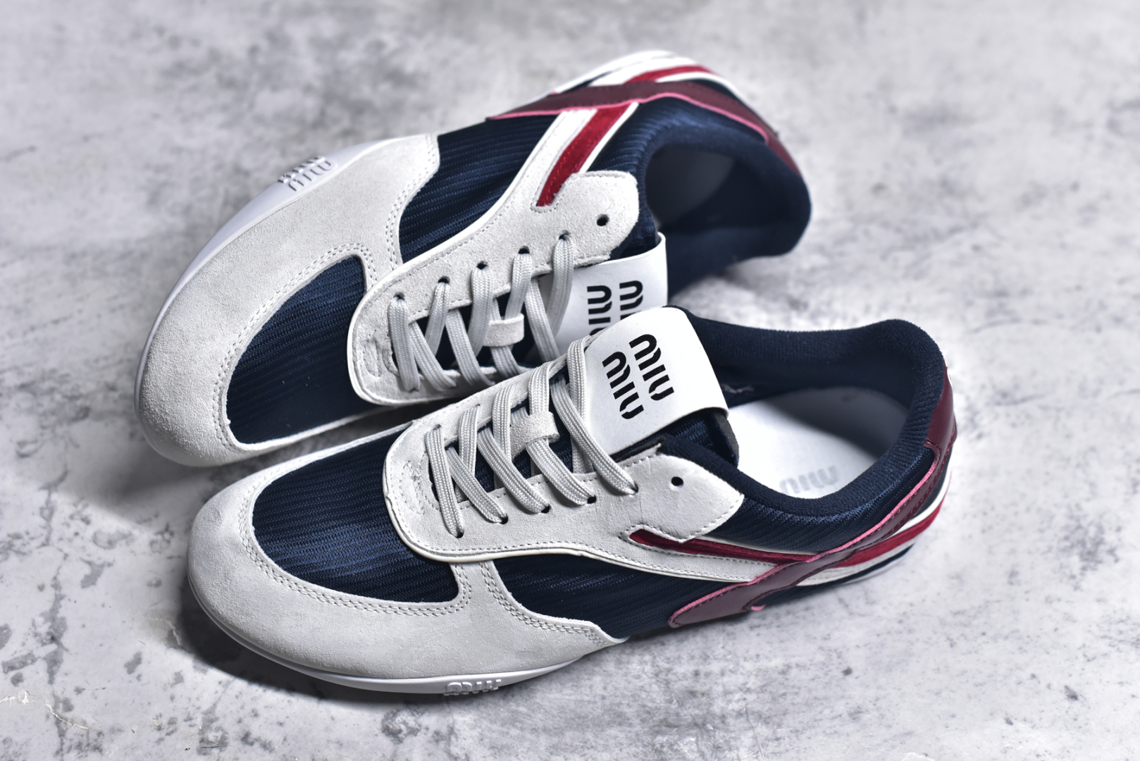 图片[7]-#MiuMiu x New Balance 530 SL NB新百伦缪缪联名系列低帮经典复古休闲运动慢跑鞋 近几年运动品牌与各大潮流品牌不断推出联名产品，在球鞋圈拥有极高的热度。此外，奢侈品牌和运动品牌联名也早已非新鲜事，继 Dior 和 Jordan Brand 以及 Prada 和 adidas 合作后。近日，Miu Miu与New Balance的合作基本已经成为定番，每年都会上新，而近期的最新联名也已经正式曝光，预计会在24年春夏面世！相比之前两次使用的574，这次Miu Miu带来了全新风格。采用了全新型号MR530进行设计，继续使用复古的旧化效果和去年就被带火的美拉德配色打造。Miu Miu作为千禧文化的重要推手，这次也是直接挑选了New Balance 2000年代时发布的健身跑鞋MR530。整体做旧效果非常明显，甚至有些二手鞋的感觉，多少是有点瘦巴黎世家影响了……配色方面将会推出米色和棕色两种颜色可供选择，整体覆盖了做旧麂皮，鞋舌和鞋垫和之前一致，有Miu Miu的Logo，同时搭配皮革和棉质双鞋带组成。尺码：35.5 36 37 37.5 38 38.5 39.5 40 40.5 41.5 42 42.5 43.5 44 45-选品中心