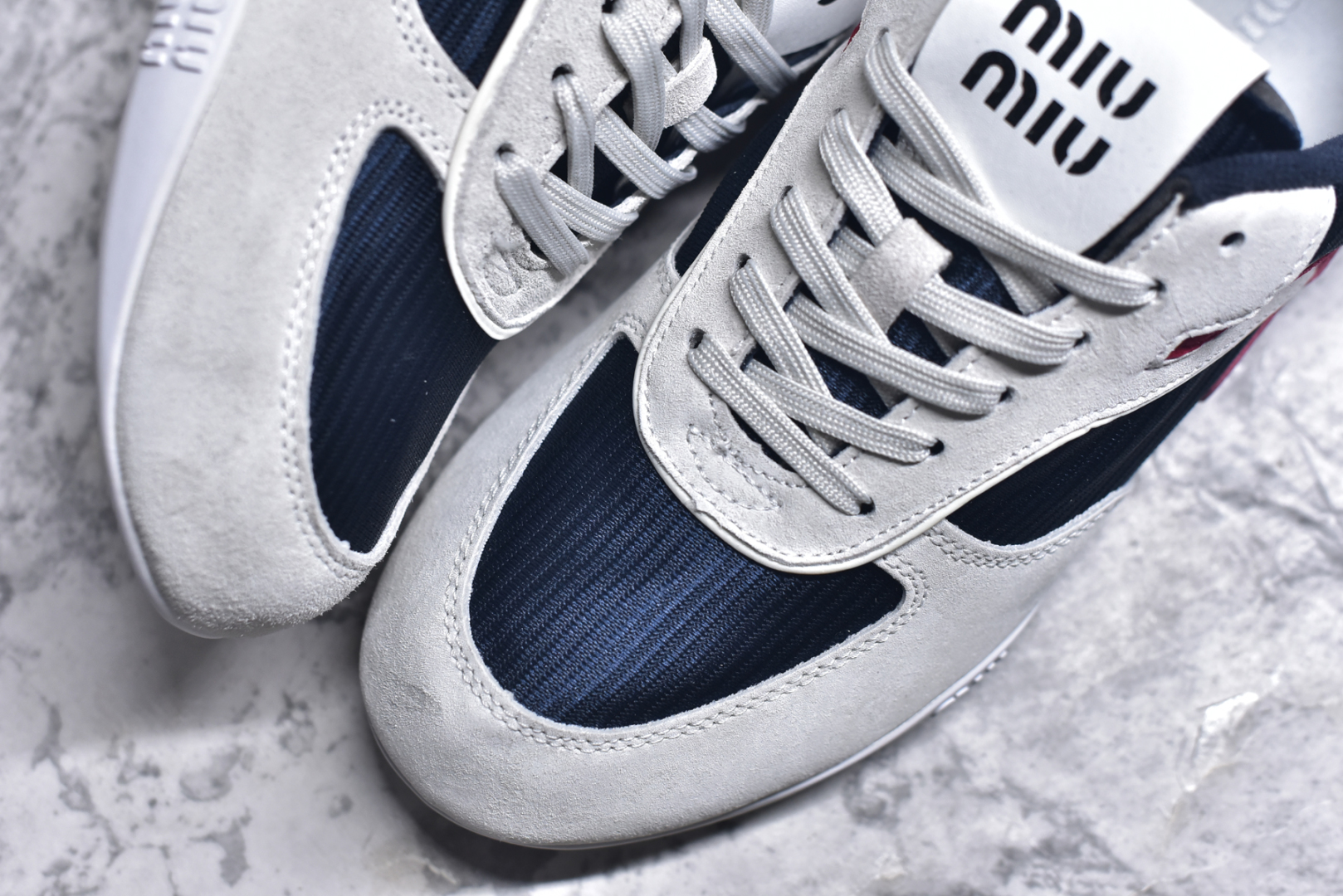 图片[8]-#MiuMiu x New Balance 530 SL NB新百伦缪缪联名系列低帮经典复古休闲运动慢跑鞋 近几年运动品牌与各大潮流品牌不断推出联名产品，在球鞋圈拥有极高的热度。此外，奢侈品牌和运动品牌联名也早已非新鲜事，继 Dior 和 Jordan Brand 以及 Prada 和 adidas 合作后。近日，Miu Miu与New Balance的合作基本已经成为定番，每年都会上新，而近期的最新联名也已经正式曝光，预计会在24年春夏面世！相比之前两次使用的574，这次Miu Miu带来了全新风格。采用了全新型号MR530进行设计，继续使用复古的旧化效果和去年就被带火的美拉德配色打造。Miu Miu作为千禧文化的重要推手，这次也是直接挑选了New Balance 2000年代时发布的健身跑鞋MR530。整体做旧效果非常明显，甚至有些二手鞋的感觉，多少是有点瘦巴黎世家影响了……配色方面将会推出米色和棕色两种颜色可供选择，整体覆盖了做旧麂皮，鞋舌和鞋垫和之前一致，有Miu Miu的Logo，同时搭配皮革和棉质双鞋带组成。尺码：35.5 36 37 37.5 38 38.5 39.5 40 40.5 41.5 42 42.5 43.5 44 45-选品中心
