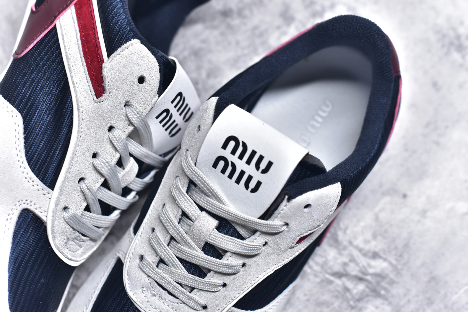 图片[9]-#MiuMiu x New Balance 530 SL NB新百伦缪缪联名系列低帮经典复古休闲运动慢跑鞋 近几年运动品牌与各大潮流品牌不断推出联名产品，在球鞋圈拥有极高的热度。此外，奢侈品牌和运动品牌联名也早已非新鲜事，继 Dior 和 Jordan Brand 以及 Prada 和 adidas 合作后。近日，Miu Miu与New Balance的合作基本已经成为定番，每年都会上新，而近期的最新联名也已经正式曝光，预计会在24年春夏面世！相比之前两次使用的574，这次Miu Miu带来了全新风格。采用了全新型号MR530进行设计，继续使用复古的旧化效果和去年就被带火的美拉德配色打造。Miu Miu作为千禧文化的重要推手，这次也是直接挑选了New Balance 2000年代时发布的健身跑鞋MR530。整体做旧效果非常明显，甚至有些二手鞋的感觉，多少是有点瘦巴黎世家影响了……配色方面将会推出米色和棕色两种颜色可供选择，整体覆盖了做旧麂皮，鞋舌和鞋垫和之前一致，有Miu Miu的Logo，同时搭配皮革和棉质双鞋带组成。尺码：35.5 36 37 37.5 38 38.5 39.5 40 40.5 41.5 42 42.5 43.5 44 45-选品中心