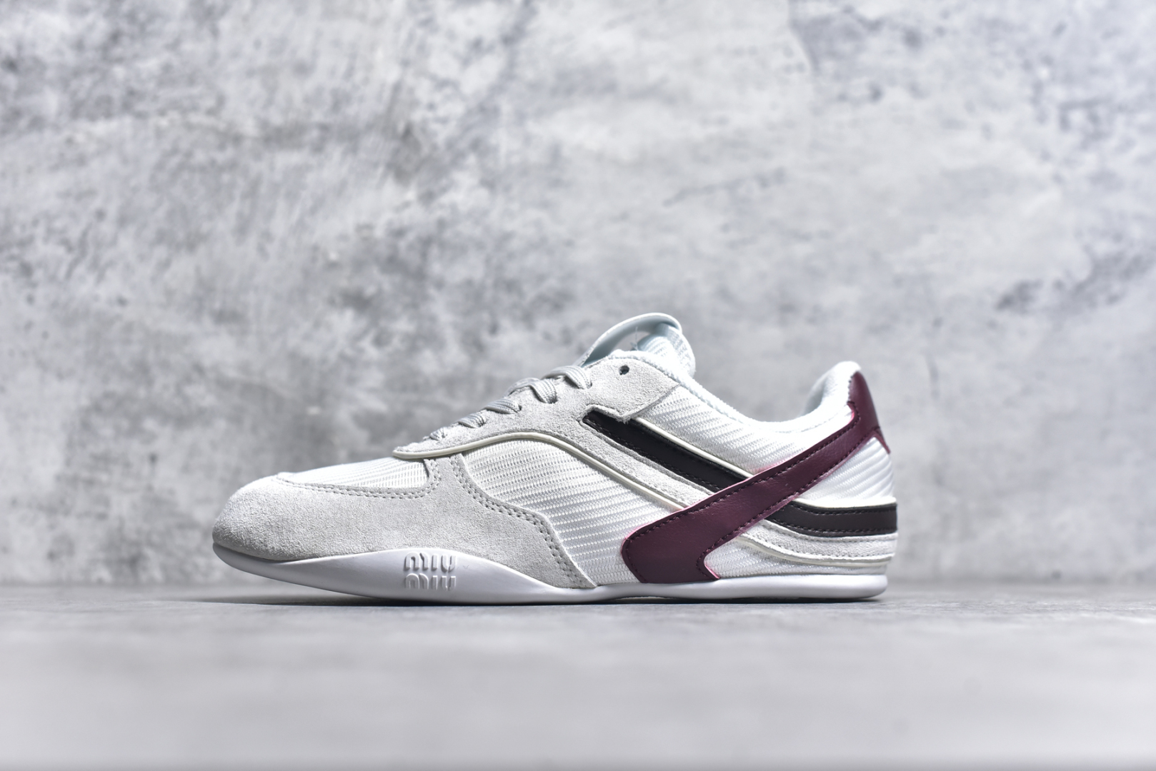 #MiuMiu x New Balance 530 SL NB新百伦缪缪联名系列低帮经典复古休闲运动慢跑鞋 近几年运动品牌与各大潮流品牌不断推出联名产品，在球鞋圈拥有极高的热度。此外，奢侈品牌和运动品牌联名也早已非新鲜事，继 Dior 和 Jordan Brand 以及 Prada 和 adidas 合作后。近日，Miu Miu与New Balance的合作基本已经成为定番，每年都会上新，而近期的最新联名也已经正式曝光，预计会在24年春夏面世！相比之前两次使用的574，这次Miu Miu带来了全新风格。采用了全新型号MR530进行设计，继续使用复古的旧化效果和去年就被带火的美拉德配色打造。Miu Miu作为千禧文化的重要推手，这次也是直接挑选了New Balance 2000年代时发布的健身跑鞋MR530。整体做旧效果非常明显，甚至有些二手鞋的感觉，多少是有点瘦巴黎世家影响了……配色方面将会推出米色和棕色两种颜色可供选择，整体覆盖了做旧麂皮，鞋舌和鞋垫和之前一致，有Miu Miu的Logo，同时搭配皮革和棉质双鞋带组成。尺码：35.5 36 37 37.5 38 38.5 39.5 40 40.5 41.5 42 42.5 43.5 44 45-选品中心