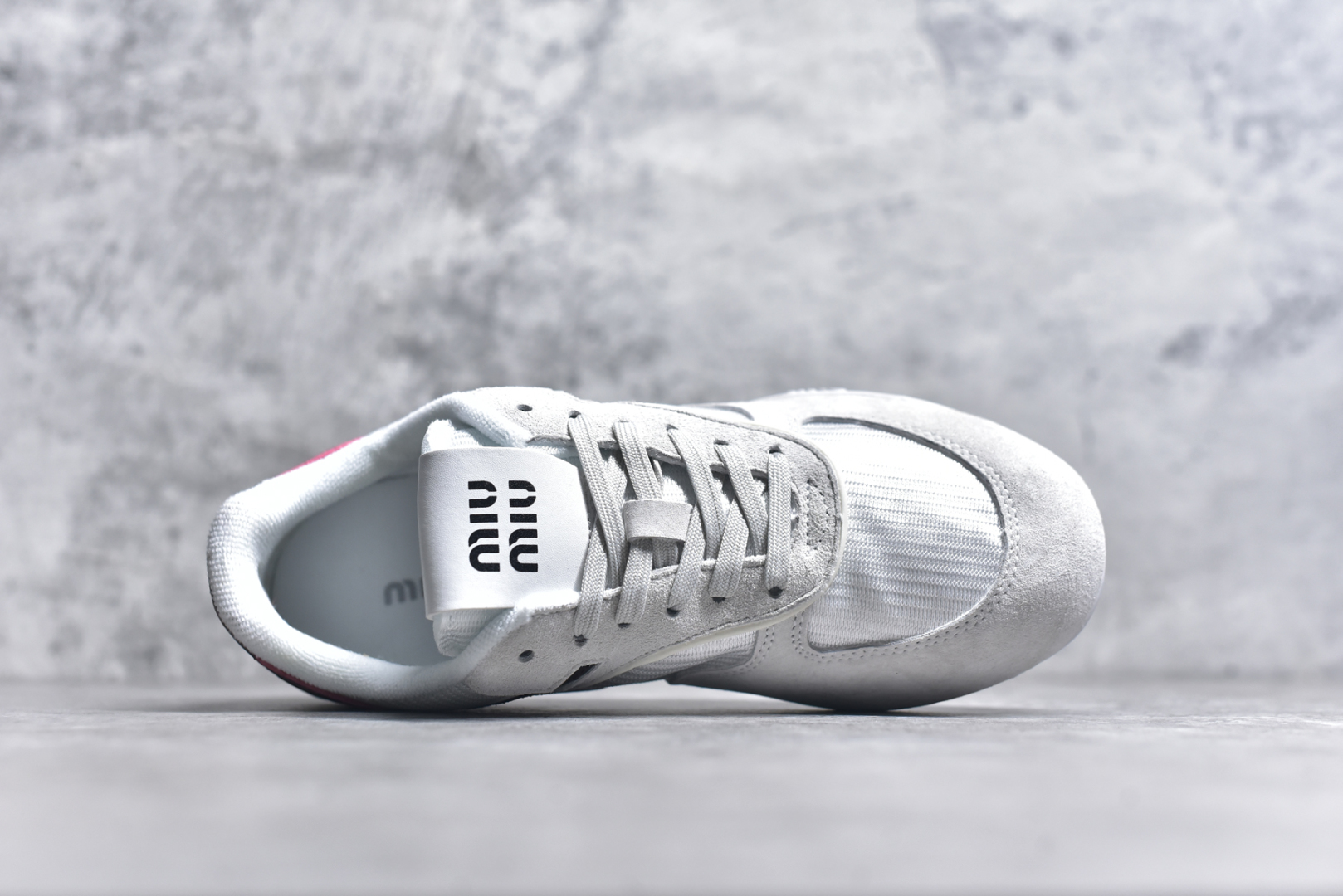 图片[4]-#MiuMiu x New Balance 530 SL NB新百伦缪缪联名系列低帮经典复古休闲运动慢跑鞋 近几年运动品牌与各大潮流品牌不断推出联名产品，在球鞋圈拥有极高的热度。此外，奢侈品牌和运动品牌联名也早已非新鲜事，继 Dior 和 Jordan Brand 以及 Prada 和 adidas 合作后。近日，Miu Miu与New Balance的合作基本已经成为定番，每年都会上新，而近期的最新联名也已经正式曝光，预计会在24年春夏面世！相比之前两次使用的574，这次Miu Miu带来了全新风格。采用了全新型号MR530进行设计，继续使用复古的旧化效果和去年就被带火的美拉德配色打造。Miu Miu作为千禧文化的重要推手，这次也是直接挑选了New Balance 2000年代时发布的健身跑鞋MR530。整体做旧效果非常明显，甚至有些二手鞋的感觉，多少是有点瘦巴黎世家影响了……配色方面将会推出米色和棕色两种颜色可供选择，整体覆盖了做旧麂皮，鞋舌和鞋垫和之前一致，有Miu Miu的Logo，同时搭配皮革和棉质双鞋带组成。尺码：35.5 36 37 37.5 38 38.5 39.5 40 40.5 41.5 42 42.5 43.5 44 45-选品中心