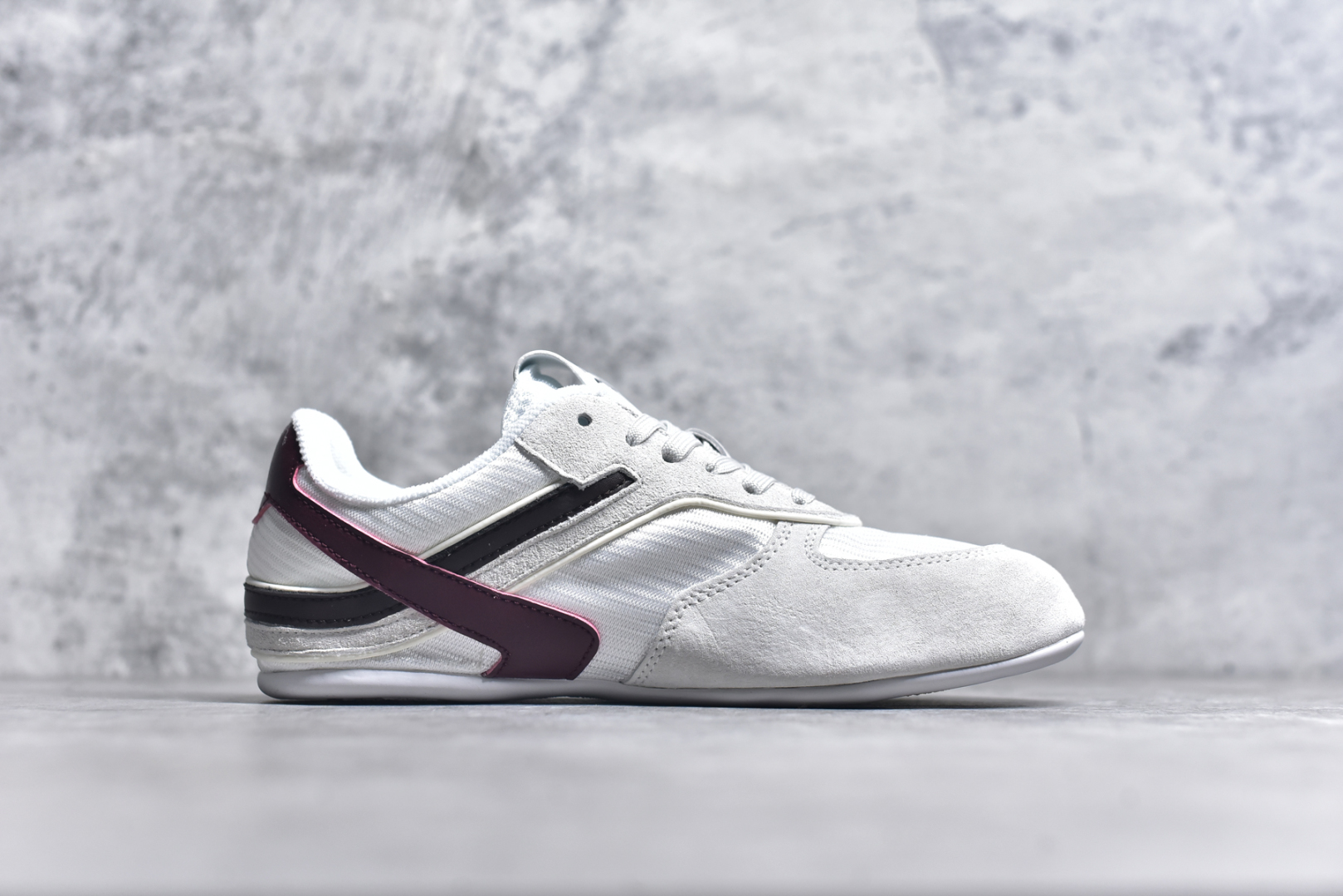 图片[3]-#MiuMiu x New Balance 530 SL NB新百伦缪缪联名系列低帮经典复古休闲运动慢跑鞋 近几年运动品牌与各大潮流品牌不断推出联名产品，在球鞋圈拥有极高的热度。此外，奢侈品牌和运动品牌联名也早已非新鲜事，继 Dior 和 Jordan Brand 以及 Prada 和 adidas 合作后。近日，Miu Miu与New Balance的合作基本已经成为定番，每年都会上新，而近期的最新联名也已经正式曝光，预计会在24年春夏面世！相比之前两次使用的574，这次Miu Miu带来了全新风格。采用了全新型号MR530进行设计，继续使用复古的旧化效果和去年就被带火的美拉德配色打造。Miu Miu作为千禧文化的重要推手，这次也是直接挑选了New Balance 2000年代时发布的健身跑鞋MR530。整体做旧效果非常明显，甚至有些二手鞋的感觉，多少是有点瘦巴黎世家影响了……配色方面将会推出米色和棕色两种颜色可供选择，整体覆盖了做旧麂皮，鞋舌和鞋垫和之前一致，有Miu Miu的Logo，同时搭配皮革和棉质双鞋带组成。尺码：35.5 36 37 37.5 38 38.5 39.5 40 40.5 41.5 42 42.5 43.5 44 45-选品中心