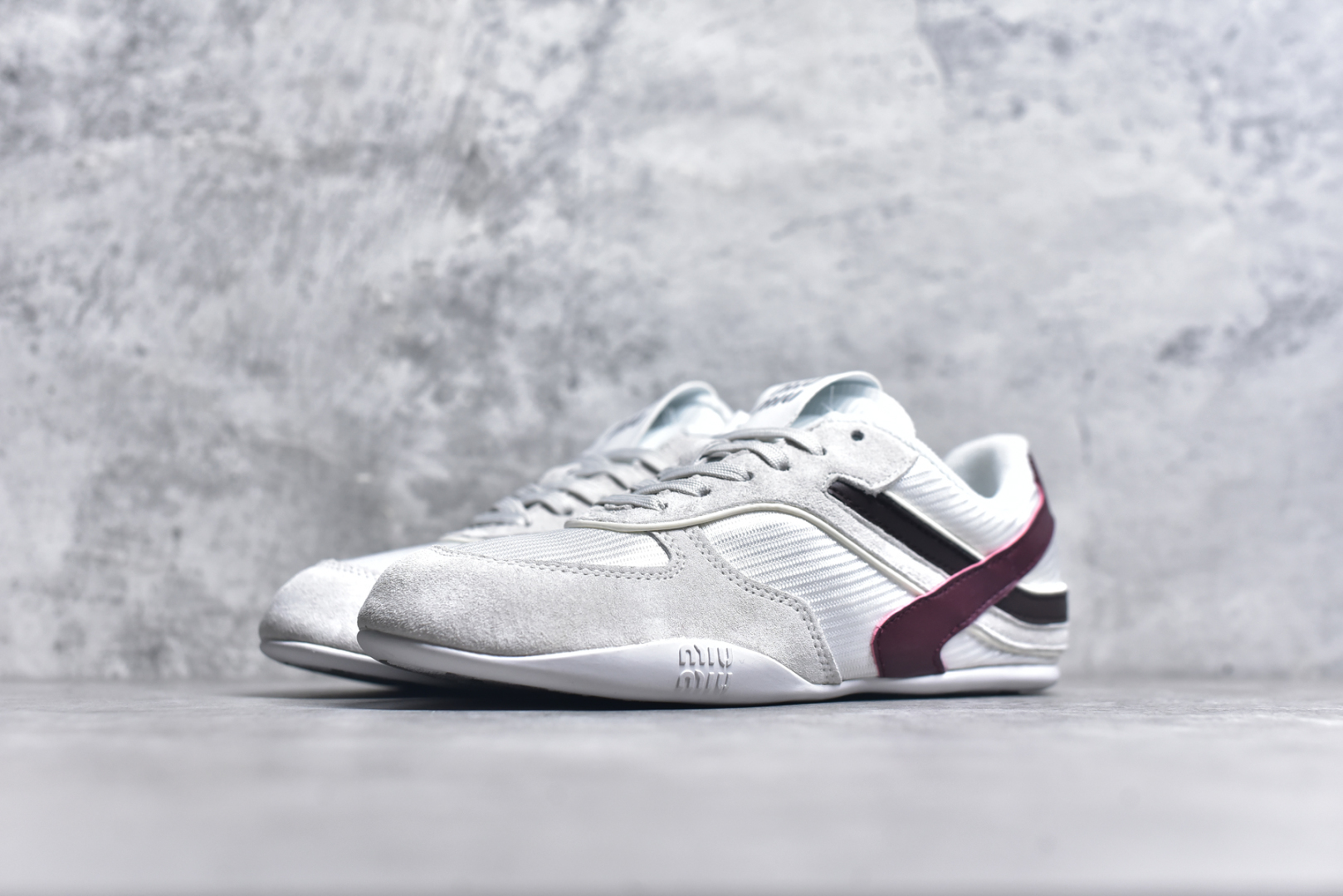 图片[2]-#MiuMiu x New Balance 530 SL NB新百伦缪缪联名系列低帮经典复古休闲运动慢跑鞋 近几年运动品牌与各大潮流品牌不断推出联名产品，在球鞋圈拥有极高的热度。此外，奢侈品牌和运动品牌联名也早已非新鲜事，继 Dior 和 Jordan Brand 以及 Prada 和 adidas 合作后。近日，Miu Miu与New Balance的合作基本已经成为定番，每年都会上新，而近期的最新联名也已经正式曝光，预计会在24年春夏面世！相比之前两次使用的574，这次Miu Miu带来了全新风格。采用了全新型号MR530进行设计，继续使用复古的旧化效果和去年就被带火的美拉德配色打造。Miu Miu作为千禧文化的重要推手，这次也是直接挑选了New Balance 2000年代时发布的健身跑鞋MR530。整体做旧效果非常明显，甚至有些二手鞋的感觉，多少是有点瘦巴黎世家影响了……配色方面将会推出米色和棕色两种颜色可供选择，整体覆盖了做旧麂皮，鞋舌和鞋垫和之前一致，有Miu Miu的Logo，同时搭配皮革和棉质双鞋带组成。尺码：35.5 36 37 37.5 38 38.5 39.5 40 40.5 41.5 42 42.5 43.5 44 45-选品中心