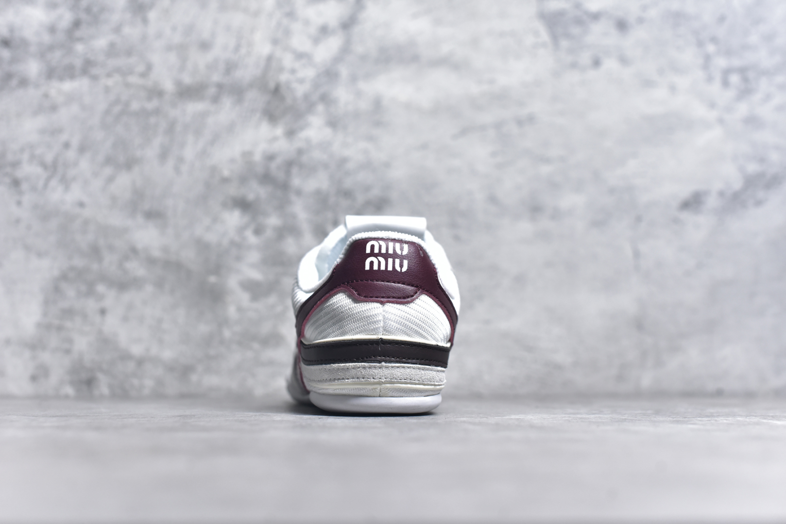 图片[5]-#MiuMiu x New Balance 530 SL NB新百伦缪缪联名系列低帮经典复古休闲运动慢跑鞋 近几年运动品牌与各大潮流品牌不断推出联名产品，在球鞋圈拥有极高的热度。此外，奢侈品牌和运动品牌联名也早已非新鲜事，继 Dior 和 Jordan Brand 以及 Prada 和 adidas 合作后。近日，Miu Miu与New Balance的合作基本已经成为定番，每年都会上新，而近期的最新联名也已经正式曝光，预计会在24年春夏面世！相比之前两次使用的574，这次Miu Miu带来了全新风格。采用了全新型号MR530进行设计，继续使用复古的旧化效果和去年就被带火的美拉德配色打造。Miu Miu作为千禧文化的重要推手，这次也是直接挑选了New Balance 2000年代时发布的健身跑鞋MR530。整体做旧效果非常明显，甚至有些二手鞋的感觉，多少是有点瘦巴黎世家影响了……配色方面将会推出米色和棕色两种颜色可供选择，整体覆盖了做旧麂皮，鞋舌和鞋垫和之前一致，有Miu Miu的Logo，同时搭配皮革和棉质双鞋带组成。尺码：35.5 36 37 37.5 38 38.5 39.5 40 40.5 41.5 42 42.5 43.5 44 45-选品中心