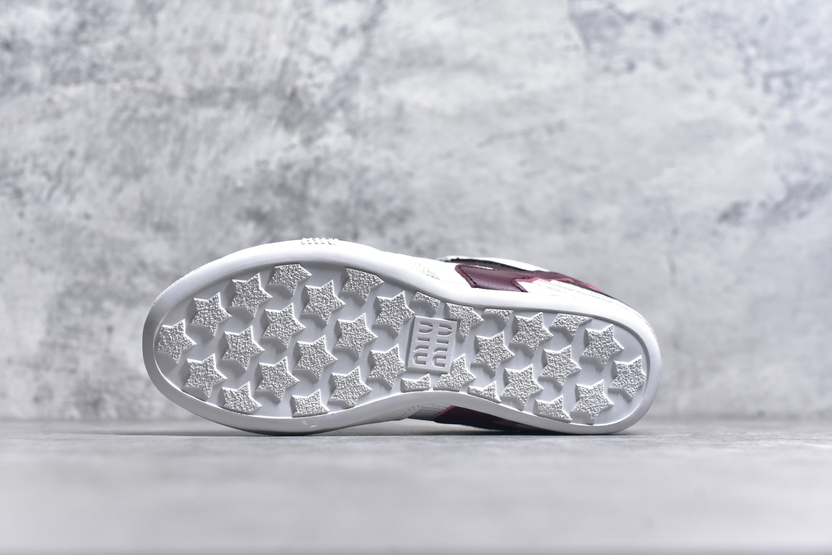 图片[6]-#MiuMiu x New Balance 530 SL NB新百伦缪缪联名系列低帮经典复古休闲运动慢跑鞋 近几年运动品牌与各大潮流品牌不断推出联名产品，在球鞋圈拥有极高的热度。此外，奢侈品牌和运动品牌联名也早已非新鲜事，继 Dior 和 Jordan Brand 以及 Prada 和 adidas 合作后。近日，Miu Miu与New Balance的合作基本已经成为定番，每年都会上新，而近期的最新联名也已经正式曝光，预计会在24年春夏面世！相比之前两次使用的574，这次Miu Miu带来了全新风格。采用了全新型号MR530进行设计，继续使用复古的旧化效果和去年就被带火的美拉德配色打造。Miu Miu作为千禧文化的重要推手，这次也是直接挑选了New Balance 2000年代时发布的健身跑鞋MR530。整体做旧效果非常明显，甚至有些二手鞋的感觉，多少是有点瘦巴黎世家影响了……配色方面将会推出米色和棕色两种颜色可供选择，整体覆盖了做旧麂皮，鞋舌和鞋垫和之前一致，有Miu Miu的Logo，同时搭配皮革和棉质双鞋带组成。尺码：35.5 36 37 37.5 38 38.5 39.5 40 40.5 41.5 42 42.5 43.5 44 45-选品中心