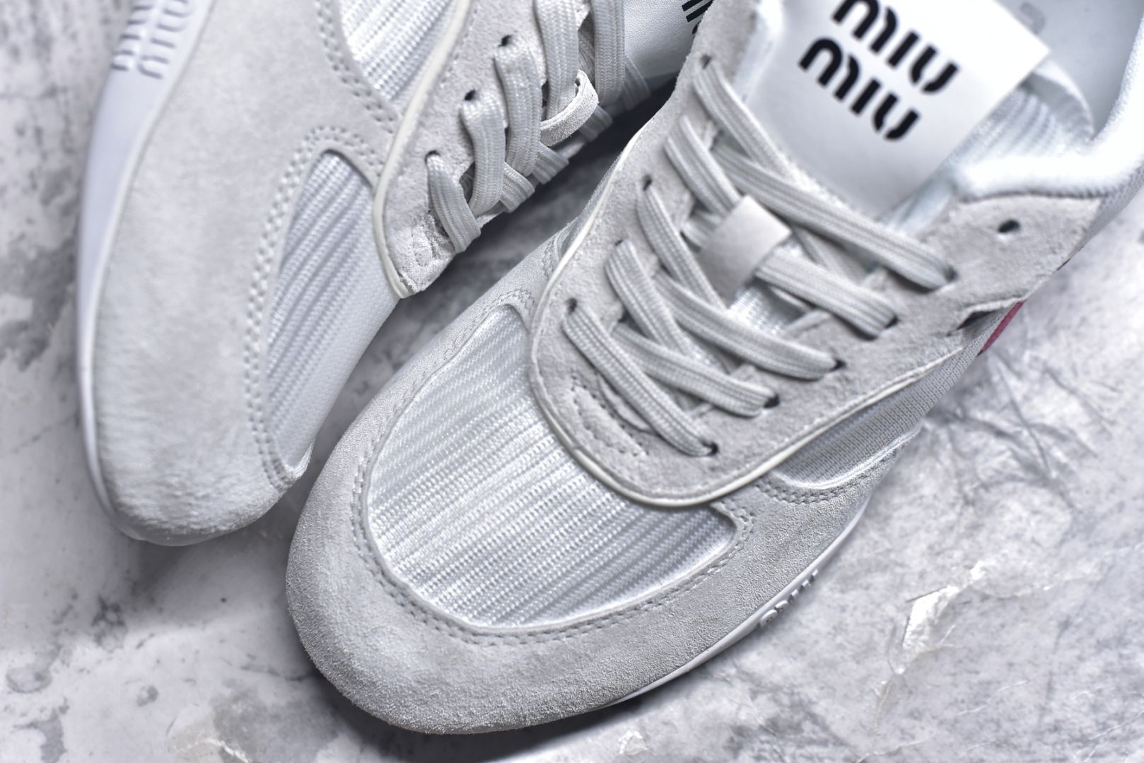 图片[8]-#MiuMiu x New Balance 530 SL NB新百伦缪缪联名系列低帮经典复古休闲运动慢跑鞋 近几年运动品牌与各大潮流品牌不断推出联名产品，在球鞋圈拥有极高的热度。此外，奢侈品牌和运动品牌联名也早已非新鲜事，继 Dior 和 Jordan Brand 以及 Prada 和 adidas 合作后。近日，Miu Miu与New Balance的合作基本已经成为定番，每年都会上新，而近期的最新联名也已经正式曝光，预计会在24年春夏面世！相比之前两次使用的574，这次Miu Miu带来了全新风格。采用了全新型号MR530进行设计，继续使用复古的旧化效果和去年就被带火的美拉德配色打造。Miu Miu作为千禧文化的重要推手，这次也是直接挑选了New Balance 2000年代时发布的健身跑鞋MR530。整体做旧效果非常明显，甚至有些二手鞋的感觉，多少是有点瘦巴黎世家影响了……配色方面将会推出米色和棕色两种颜色可供选择，整体覆盖了做旧麂皮，鞋舌和鞋垫和之前一致，有Miu Miu的Logo，同时搭配皮革和棉质双鞋带组成。尺码：35.5 36 37 37.5 38 38.5 39.5 40 40.5 41.5 42 42.5 43.5 44 45-选品中心
