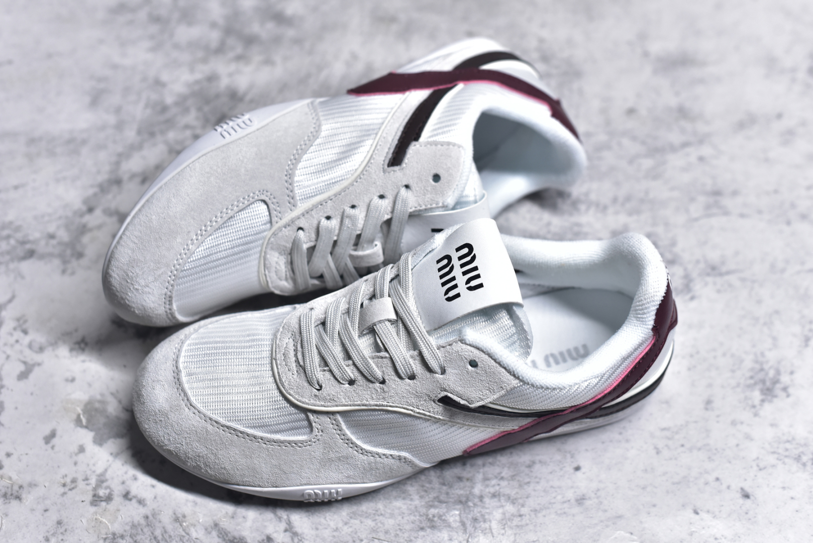 图片[7]-#MiuMiu x New Balance 530 SL NB新百伦缪缪联名系列低帮经典复古休闲运动慢跑鞋 近几年运动品牌与各大潮流品牌不断推出联名产品，在球鞋圈拥有极高的热度。此外，奢侈品牌和运动品牌联名也早已非新鲜事，继 Dior 和 Jordan Brand 以及 Prada 和 adidas 合作后。近日，Miu Miu与New Balance的合作基本已经成为定番，每年都会上新，而近期的最新联名也已经正式曝光，预计会在24年春夏面世！相比之前两次使用的574，这次Miu Miu带来了全新风格。采用了全新型号MR530进行设计，继续使用复古的旧化效果和去年就被带火的美拉德配色打造。Miu Miu作为千禧文化的重要推手，这次也是直接挑选了New Balance 2000年代时发布的健身跑鞋MR530。整体做旧效果非常明显，甚至有些二手鞋的感觉，多少是有点瘦巴黎世家影响了……配色方面将会推出米色和棕色两种颜色可供选择，整体覆盖了做旧麂皮，鞋舌和鞋垫和之前一致，有Miu Miu的Logo，同时搭配皮革和棉质双鞋带组成。尺码：35.5 36 37 37.5 38 38.5 39.5 40 40.5 41.5 42 42.5 43.5 44 45-选品中心
