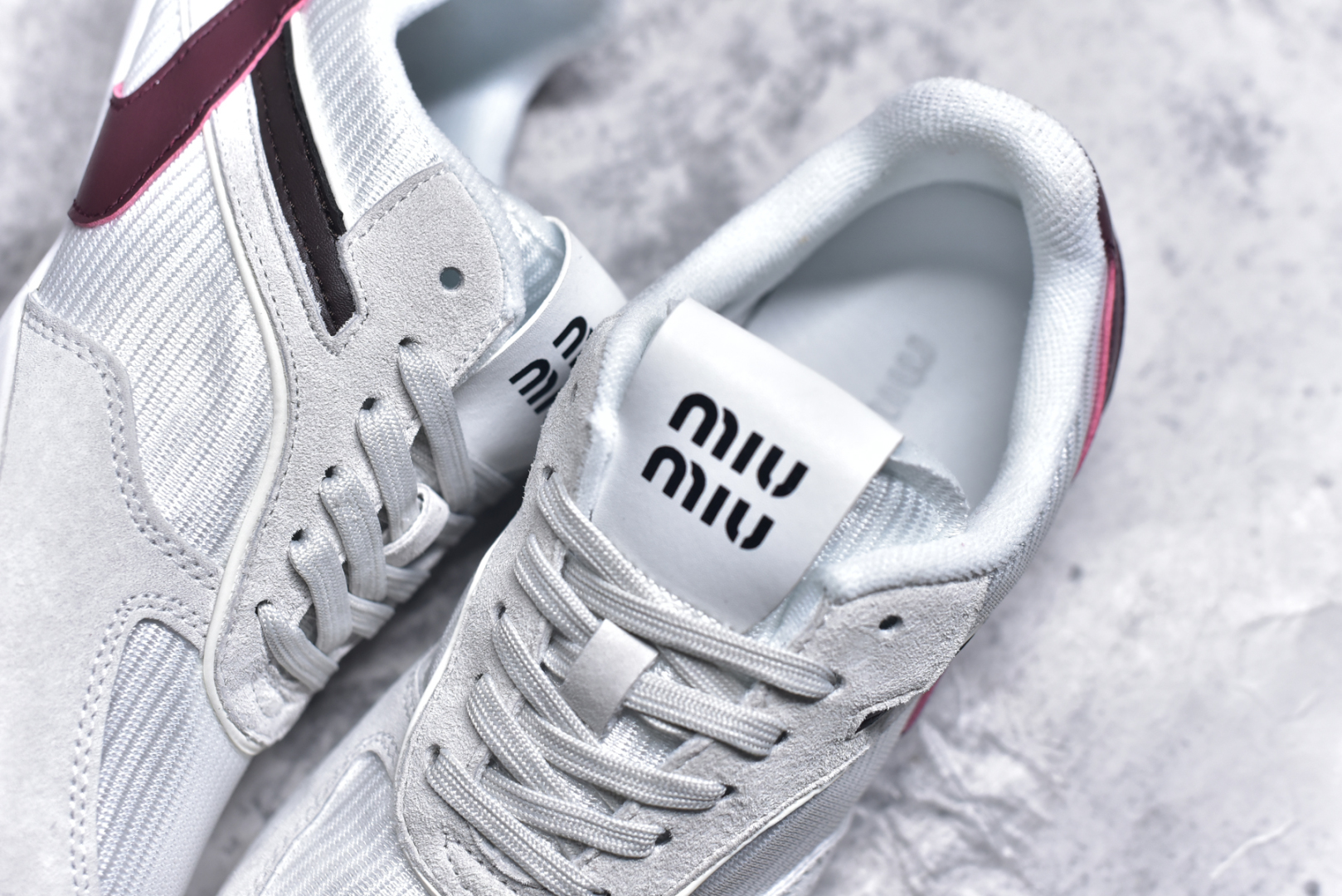 图片[9]-#MiuMiu x New Balance 530 SL NB新百伦缪缪联名系列低帮经典复古休闲运动慢跑鞋 近几年运动品牌与各大潮流品牌不断推出联名产品，在球鞋圈拥有极高的热度。此外，奢侈品牌和运动品牌联名也早已非新鲜事，继 Dior 和 Jordan Brand 以及 Prada 和 adidas 合作后。近日，Miu Miu与New Balance的合作基本已经成为定番，每年都会上新，而近期的最新联名也已经正式曝光，预计会在24年春夏面世！相比之前两次使用的574，这次Miu Miu带来了全新风格。采用了全新型号MR530进行设计，继续使用复古的旧化效果和去年就被带火的美拉德配色打造。Miu Miu作为千禧文化的重要推手，这次也是直接挑选了New Balance 2000年代时发布的健身跑鞋MR530。整体做旧效果非常明显，甚至有些二手鞋的感觉，多少是有点瘦巴黎世家影响了……配色方面将会推出米色和棕色两种颜色可供选择，整体覆盖了做旧麂皮，鞋舌和鞋垫和之前一致，有Miu Miu的Logo，同时搭配皮革和棉质双鞋带组成。尺码：35.5 36 37 37.5 38 38.5 39.5 40 40.5 41.5 42 42.5 43.5 44 45-选品中心