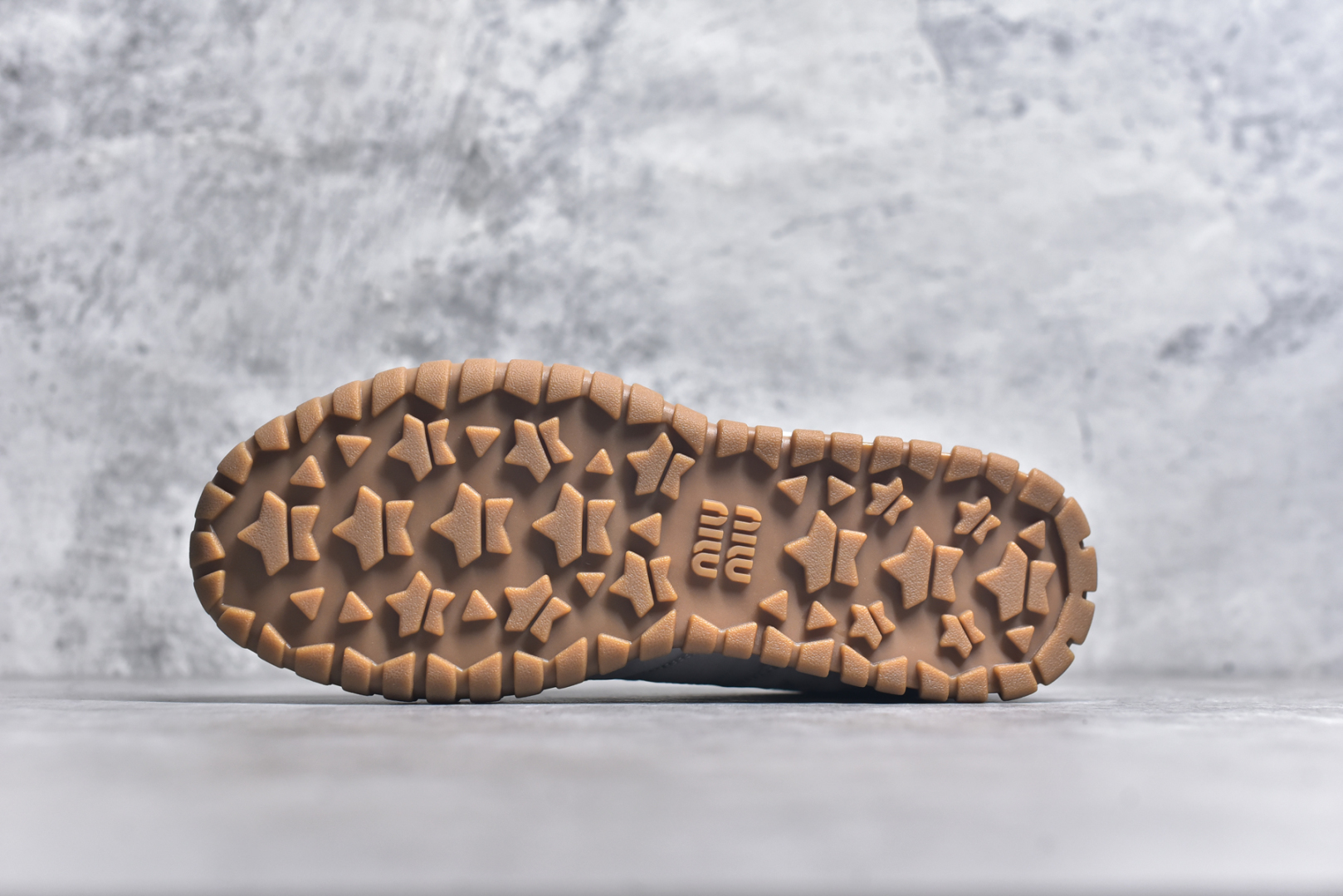 图片[6]-#Miumiu 25ss Tyre系列春夏新款 饼干鞋 阿甘鞋休闲运动鞋Miumiu最新爆款 前卫大胆的设计，风格融于此款厚底帆布运动鞋的简约线条，别致徽标饰于鞋舌与背面，点缀复古设计，平添标志性元素！厚底设计定义前卫的现代风格，这款Tyre集优雅气质与运动功能于一身，动感橡胶鞋底柔韧耐磨，令人联想起轮胎花纹，橡胶鞋底除了增加了这双鞋的复古属性外也增加了防滑功能鞋面由科技织物和麂皮制成，融合运动与时尚、功能与优雅，表达了Miu Miu的核心精神 尺码：35-40-选品中心