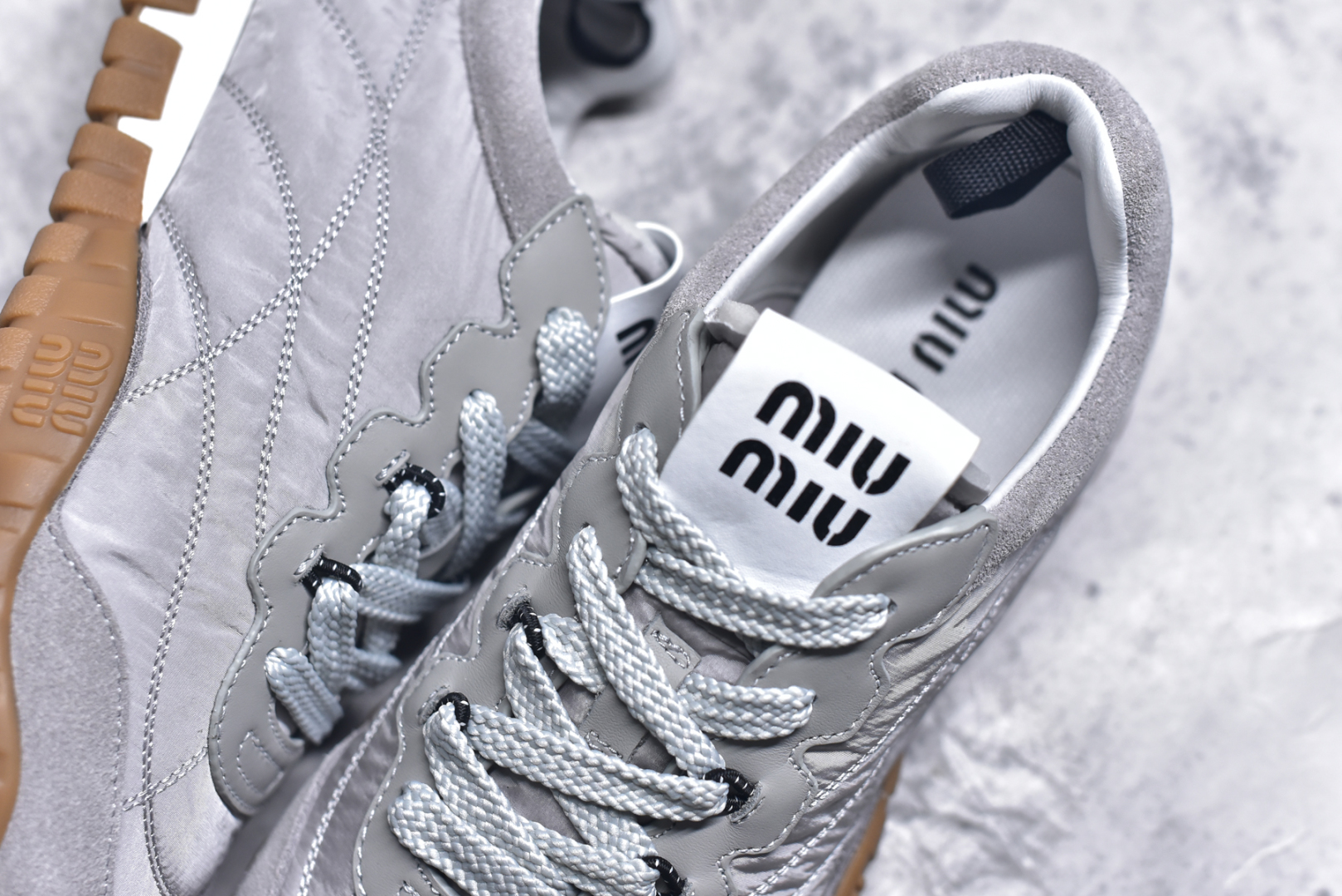 图片[9]-#Miumiu 25ss Tyre系列春夏新款 饼干鞋 阿甘鞋休闲运动鞋Miumiu最新爆款 前卫大胆的设计，风格融于此款厚底帆布运动鞋的简约线条，别致徽标饰于鞋舌与背面，点缀复古设计，平添标志性元素！厚底设计定义前卫的现代风格，这款Tyre集优雅气质与运动功能于一身，动感橡胶鞋底柔韧耐磨，令人联想起轮胎花纹，橡胶鞋底除了增加了这双鞋的复古属性外也增加了防滑功能鞋面由科技织物和麂皮制成，融合运动与时尚、功能与优雅，表达了Miu Miu的核心精神 尺码：35-40-选品中心