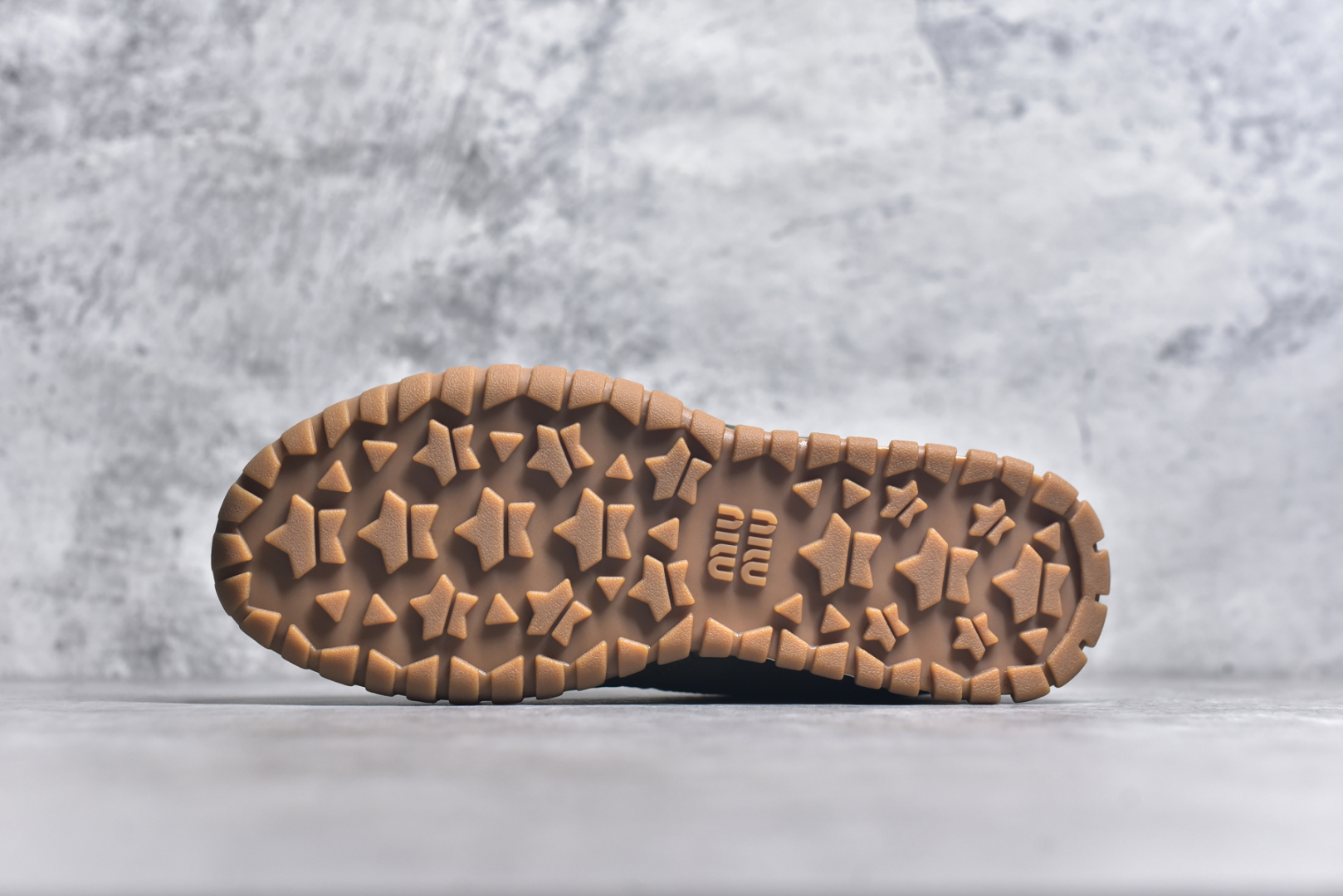 图片[6]-#Miumiu 25ss Tyre系列春夏新款 饼干鞋 阿甘鞋休闲运动鞋Miumiu最新爆款 前卫大胆的设计，风格融于此款厚底帆布运动鞋的简约线条，别致徽标饰于鞋舌与背面，点缀复古设计，平添标志性元素！厚底设计定义前卫的现代风格，这款Tyre集优雅气质与运动功能于一身，动感橡胶鞋底柔韧耐磨，令人联想起轮胎花纹，橡胶鞋底除了增加了这双鞋的复古属性外也增加了防滑功能鞋面由科技织物和麂皮制成，融合运动与时尚、功能与优雅，表达了Miu Miu的核心精神 尺码：35-40-选品中心