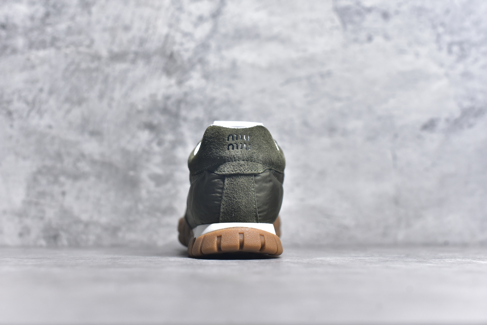 图片[5]-#Miumiu 25ss Tyre系列春夏新款 饼干鞋 阿甘鞋休闲运动鞋Miumiu最新爆款 前卫大胆的设计，风格融于此款厚底帆布运动鞋的简约线条，别致徽标饰于鞋舌与背面，点缀复古设计，平添标志性元素！厚底设计定义前卫的现代风格，这款Tyre集优雅气质与运动功能于一身，动感橡胶鞋底柔韧耐磨，令人联想起轮胎花纹，橡胶鞋底除了增加了这双鞋的复古属性外也增加了防滑功能鞋面由科技织物和麂皮制成，融合运动与时尚、功能与优雅，表达了Miu Miu的核心精神 尺码：35-40-选品中心