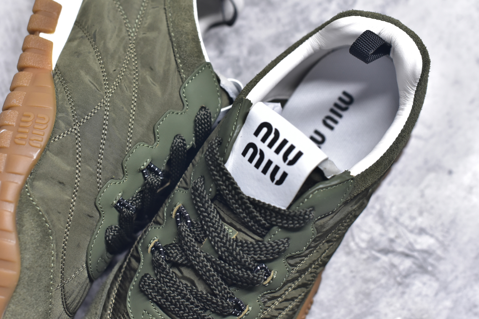 图片[9]-#Miumiu 25ss Tyre系列春夏新款 饼干鞋 阿甘鞋休闲运动鞋Miumiu最新爆款 前卫大胆的设计，风格融于此款厚底帆布运动鞋的简约线条，别致徽标饰于鞋舌与背面，点缀复古设计，平添标志性元素！厚底设计定义前卫的现代风格，这款Tyre集优雅气质与运动功能于一身，动感橡胶鞋底柔韧耐磨，令人联想起轮胎花纹，橡胶鞋底除了增加了这双鞋的复古属性外也增加了防滑功能鞋面由科技织物和麂皮制成，融合运动与时尚、功能与优雅，表达了Miu Miu的核心精神 尺码：35-40-选品中心