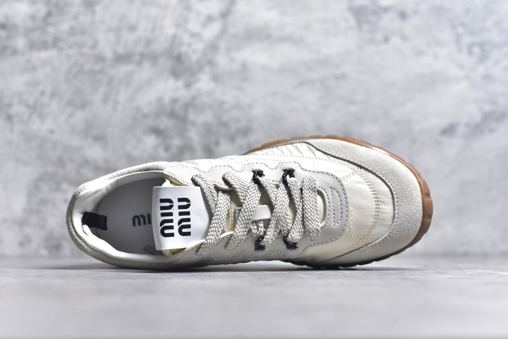 图片[4]-#Miumiu 25ss Tyre系列春夏新款 饼干鞋 阿甘鞋休闲运动鞋Miumiu最新爆款 前卫大胆的设计，风格融于此款厚底帆布运动鞋的简约线条，别致徽标饰于鞋舌与背面，点缀复古设计，平添标志性元素！厚底设计定义前卫的现代风格，这款Tyre集优雅气质与运动功能于一身，动感橡胶鞋底柔韧耐磨，令人联想起轮胎花纹，橡胶鞋底除了增加了这双鞋的复古属性外也增加了防滑功能鞋面由科技织物和麂皮制成，融合运动与时尚、功能与优雅，表达了Miu Miu的核心精神 尺码：35-40-选品中心